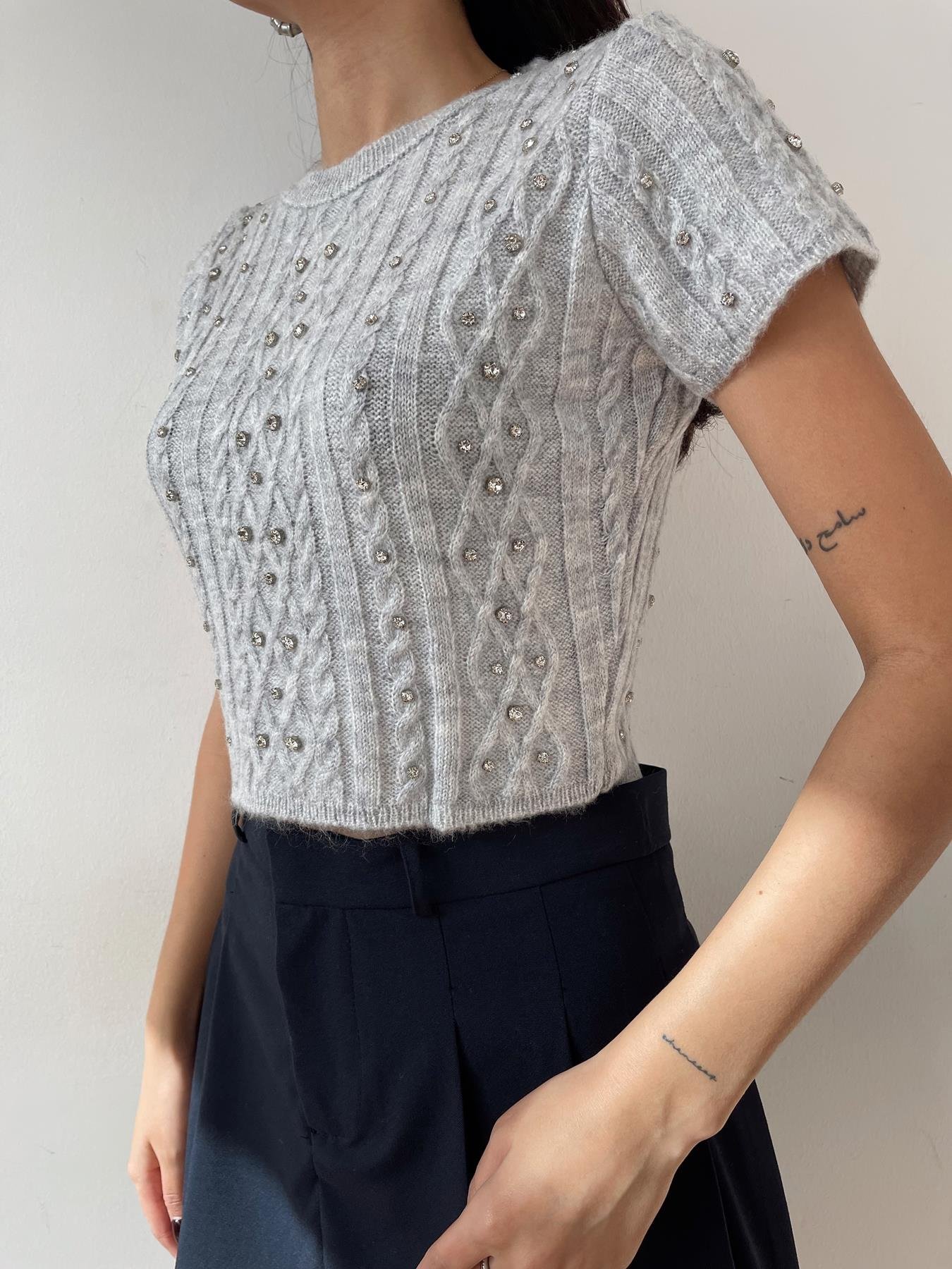 Taş Detay Saç Örgülü Crop Kazak GRİ