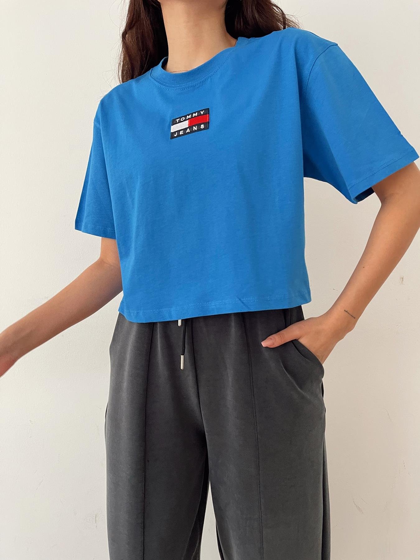 TH Logo Nakışlı Crop Tişört SAKS