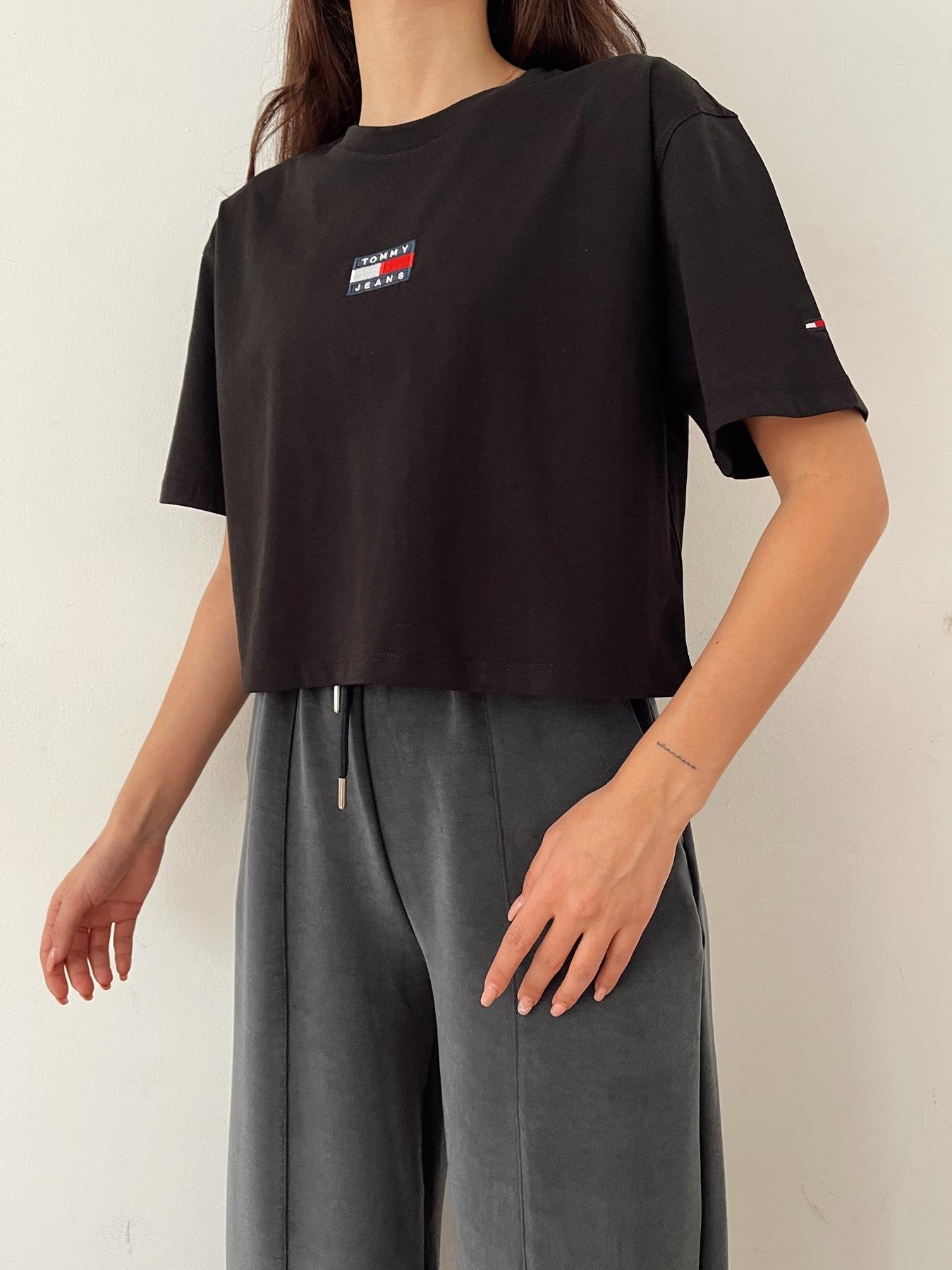 TH Logo Nakışlı Crop Tişört SİYAH