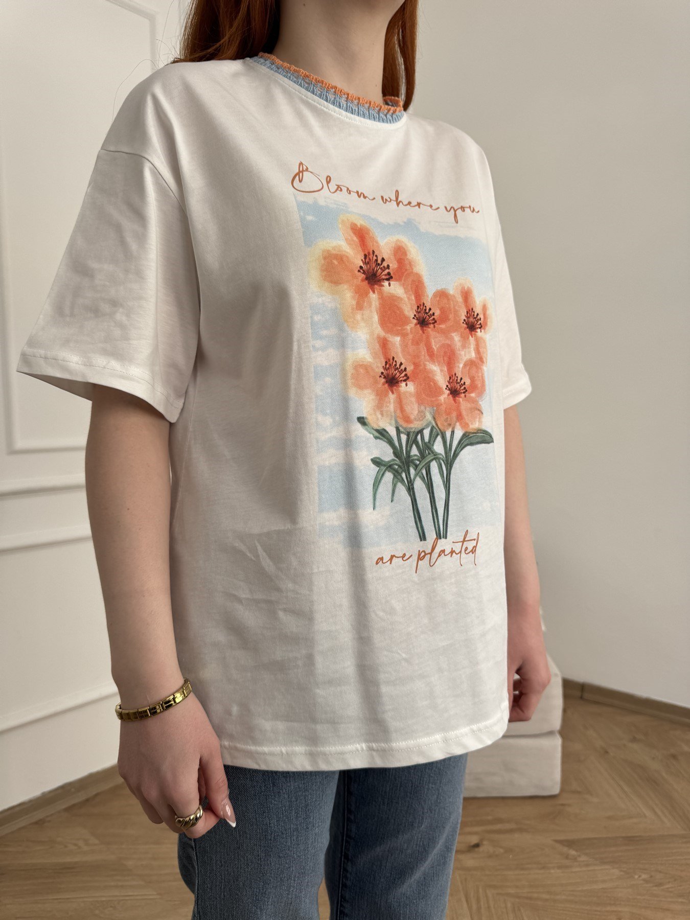 Yakası Triko Detay Çiçek Baskı T-shirt Ekru