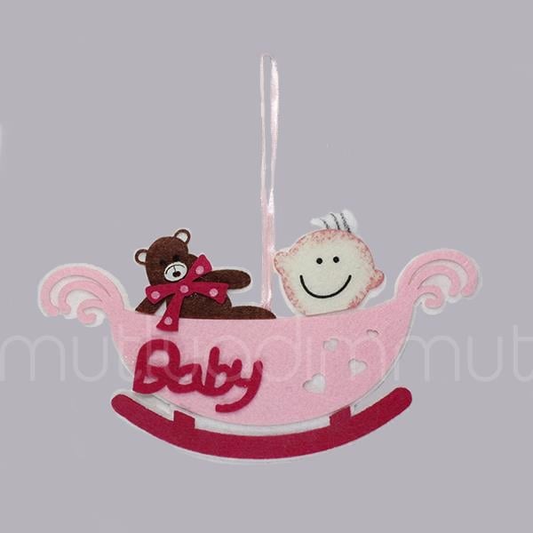 Ayıcıkılı Kızakta Bebek Keçe Kapı Süsü Küçük 18x10cm