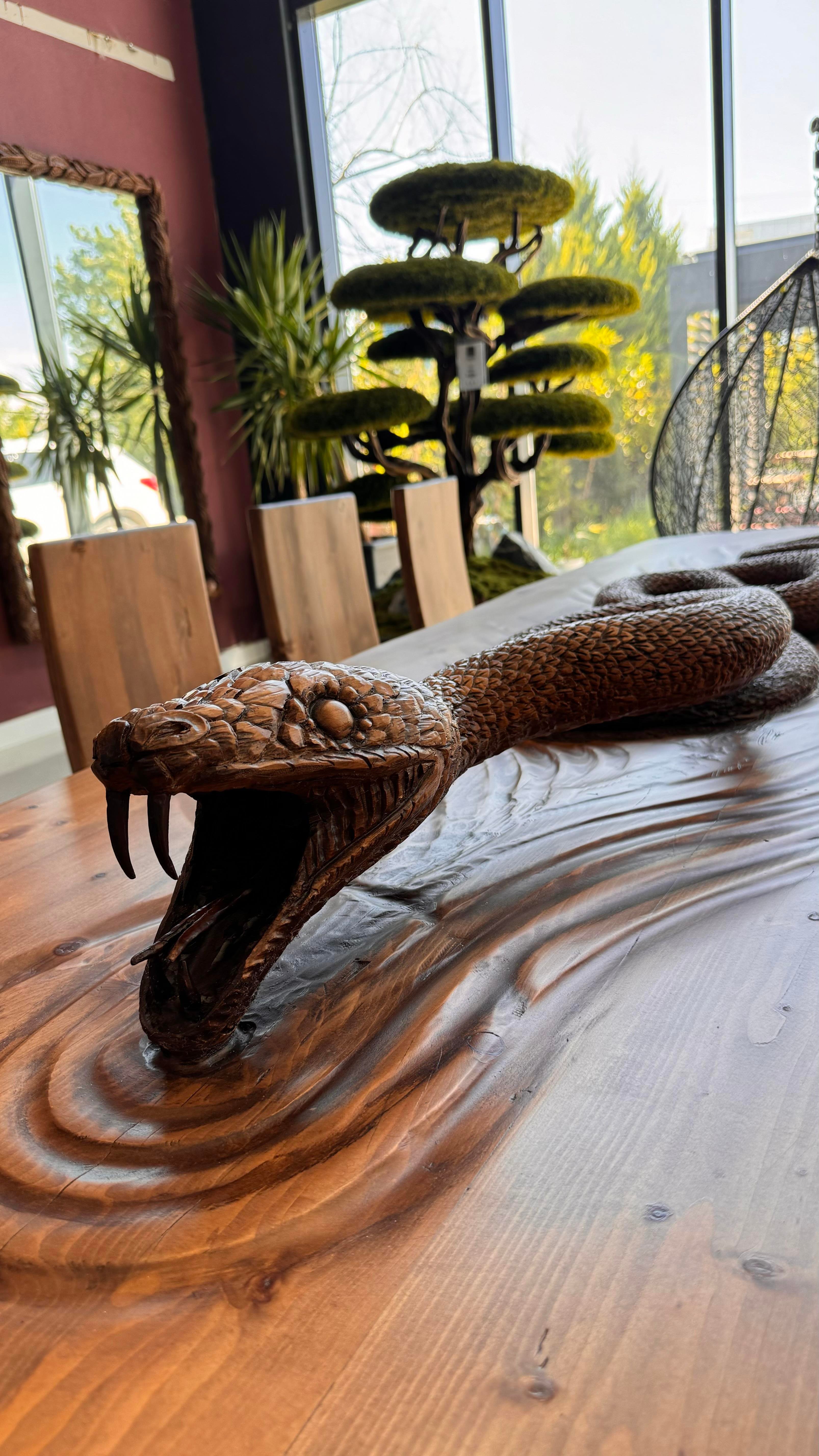 Yılanlı Ahşap Masa