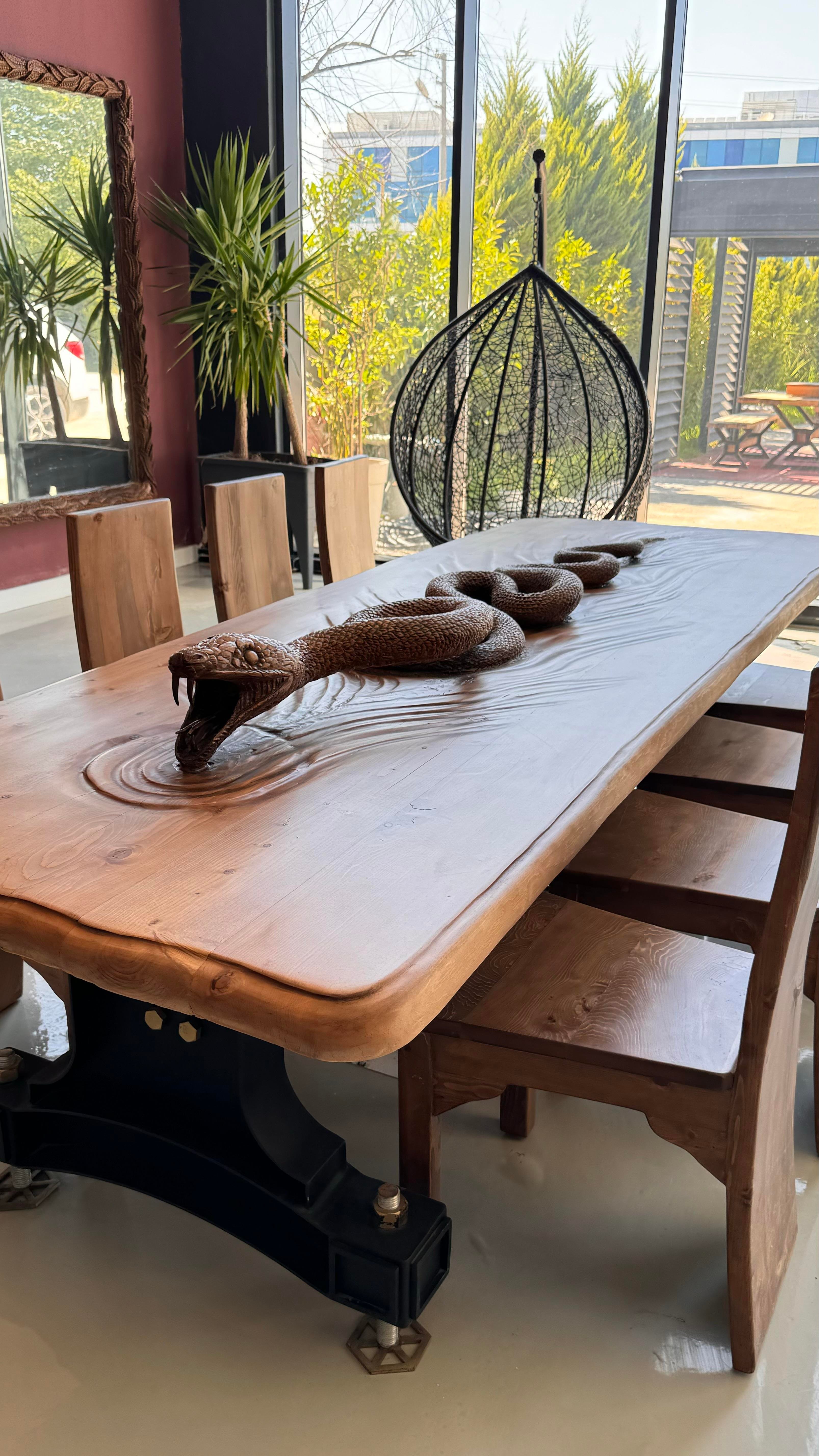 Yılanlı Ahşap Masa