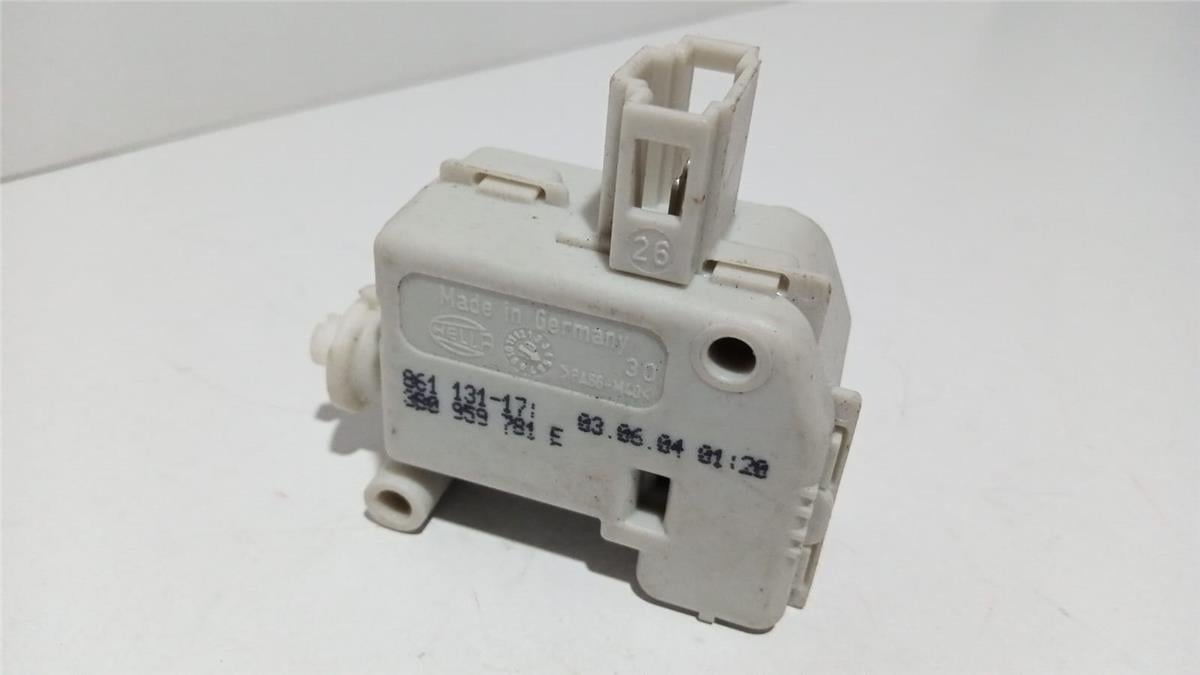 VW-VAG-HELLA-OEM VW BAGAJ KILIT MOTURU, 3B0959781E