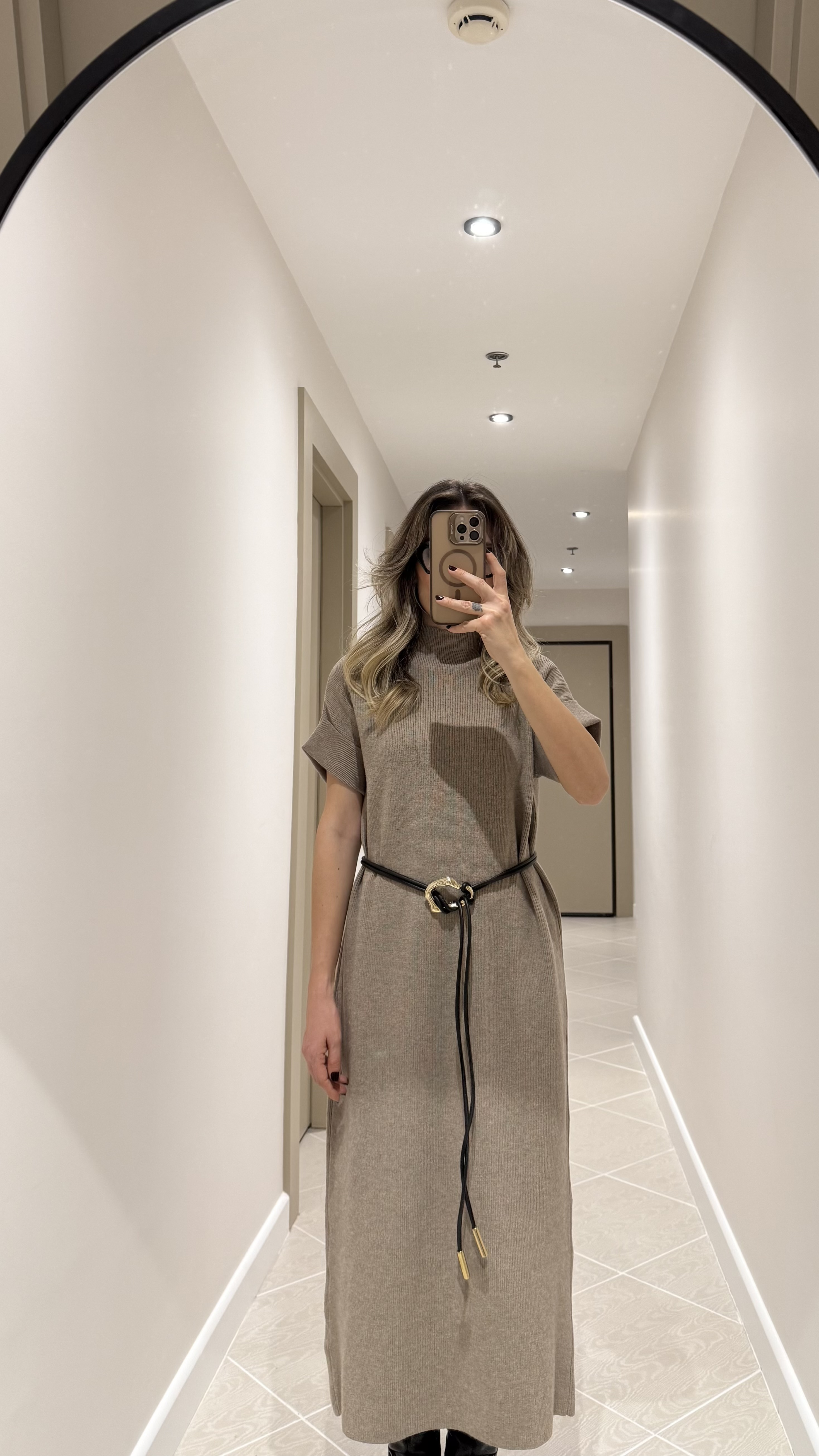 BEJ KEMERLİ TRİKO ELBİSE