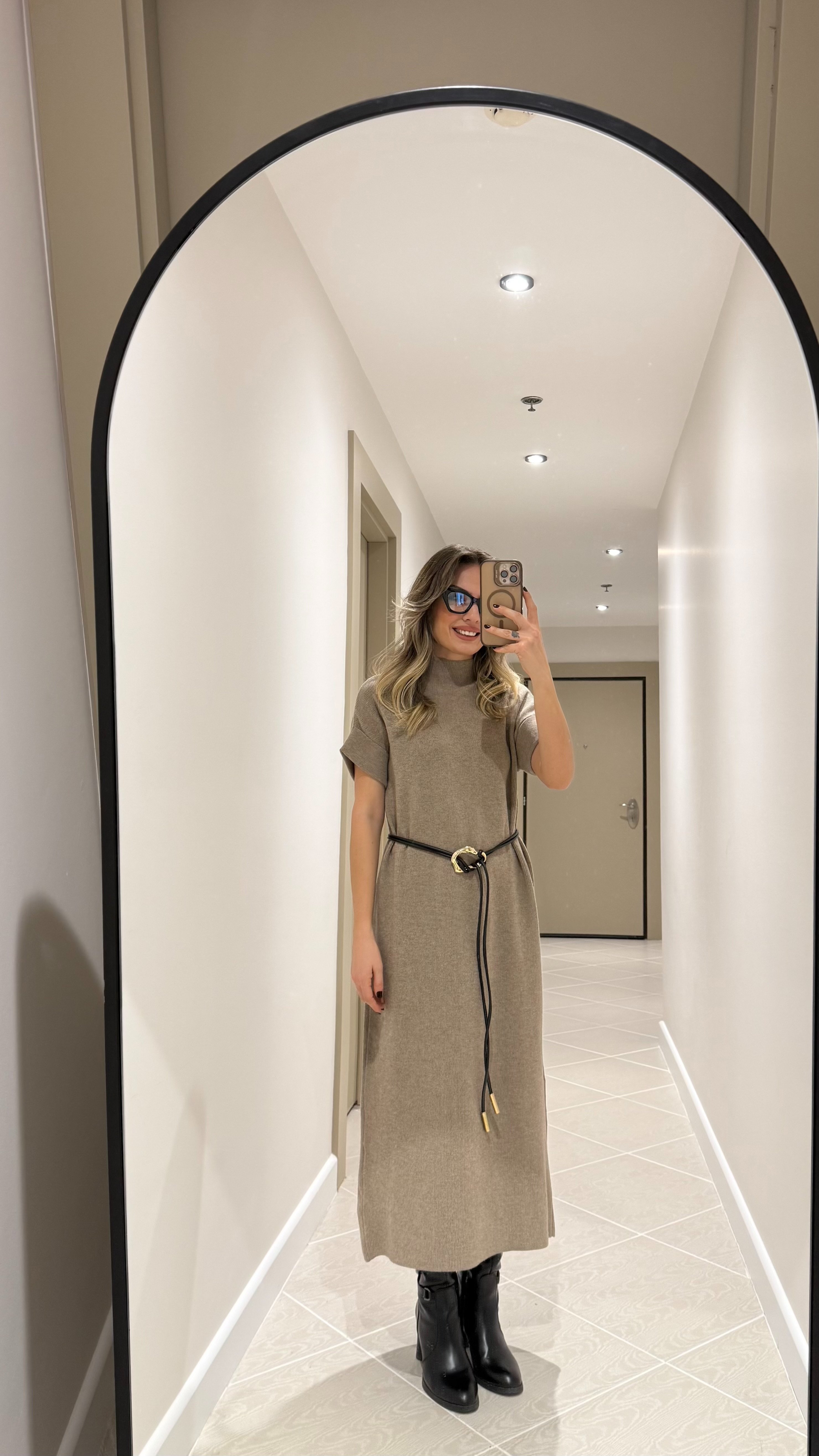 BEJ KEMERLİ TRİKO ELBİSE