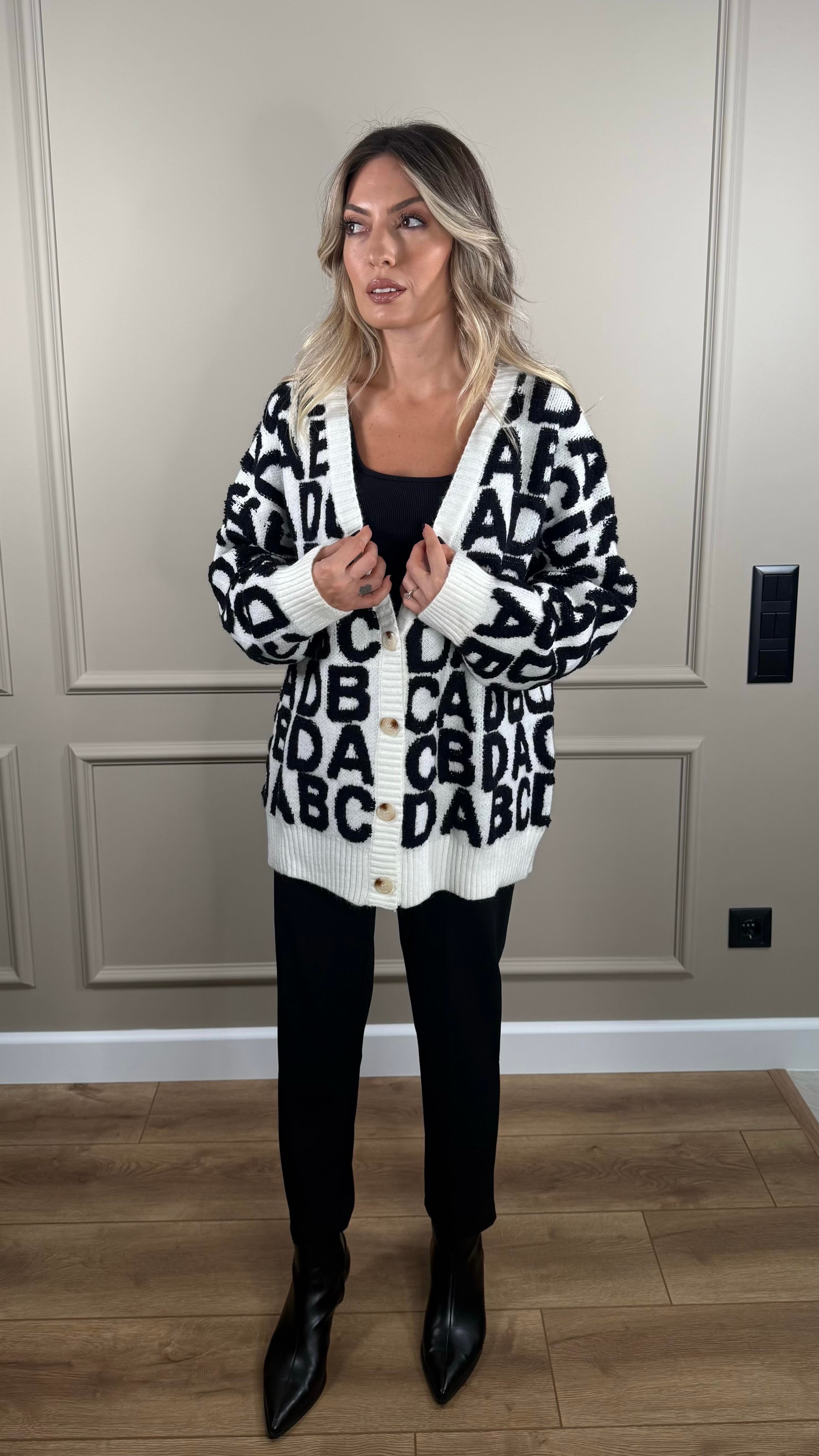 EKRU HARF DETAYLI TRİKO HIRKA