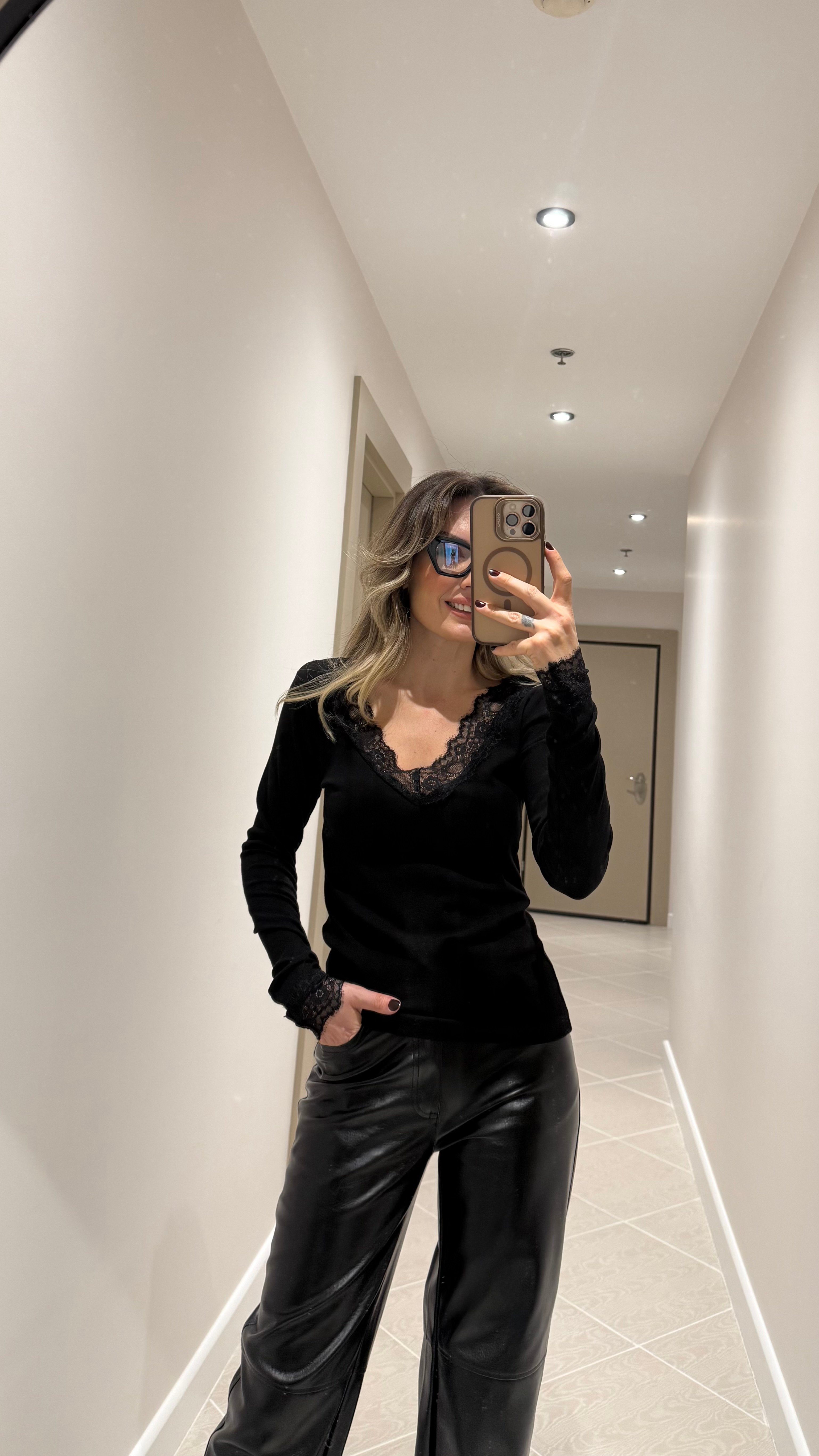 SİYAH YAKADAN DANTELLİ BLUZ