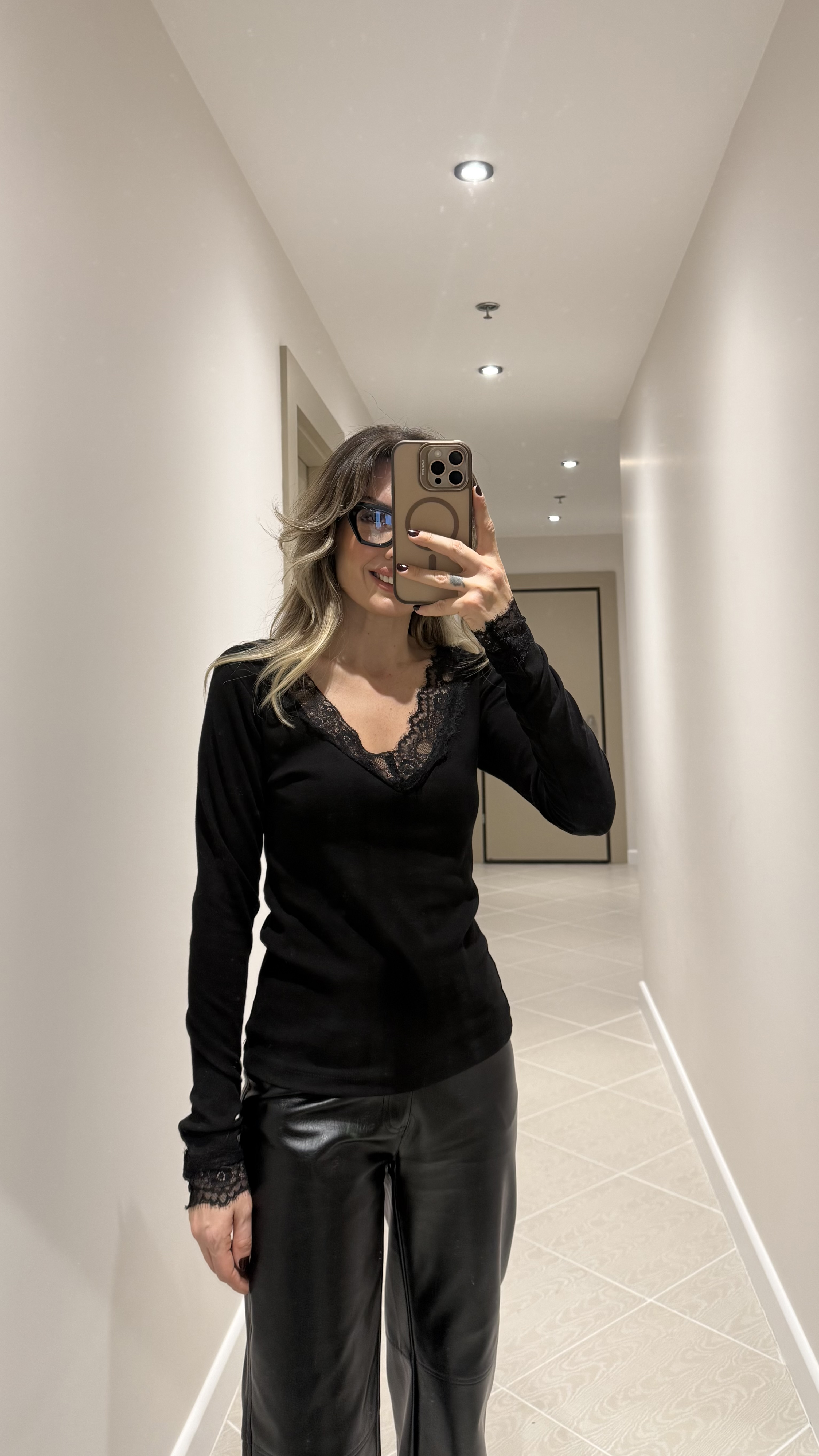 SİYAH YAKADAN DANTELLİ BLUZ