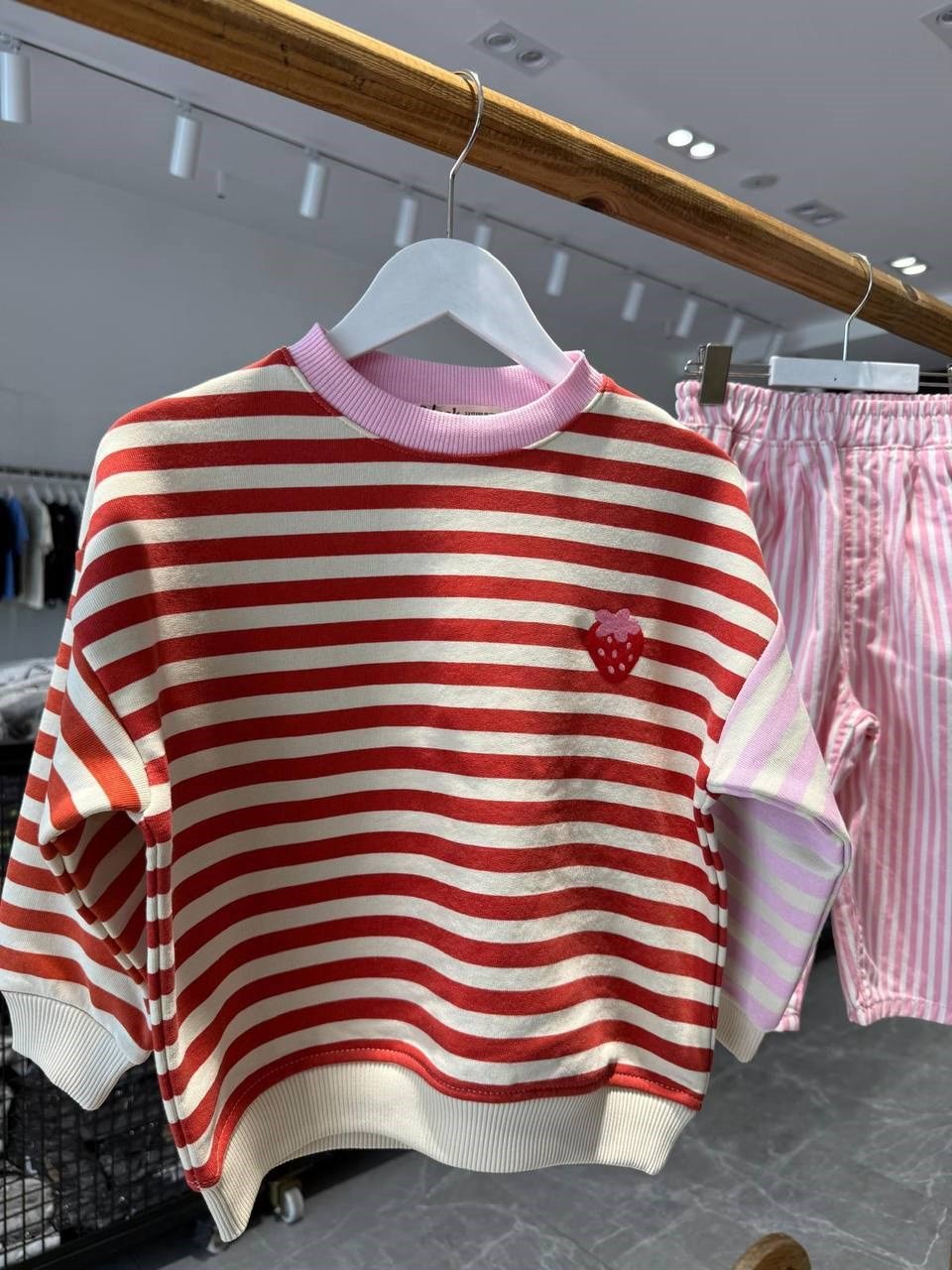 Çizgili Çilek Nakışlı Sweatshirt - Kırmızı Pembe