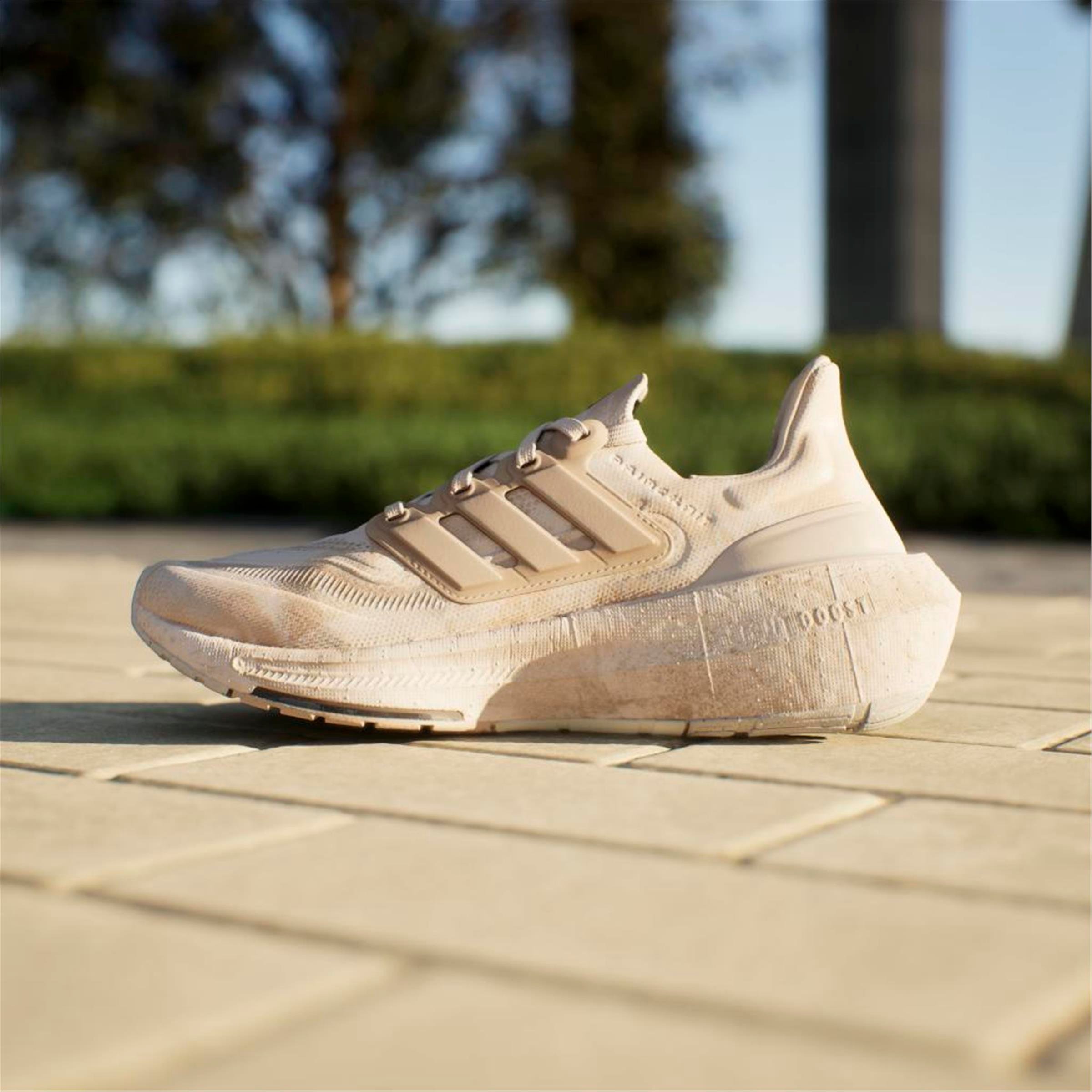 ULTRABOOST LIGHT W