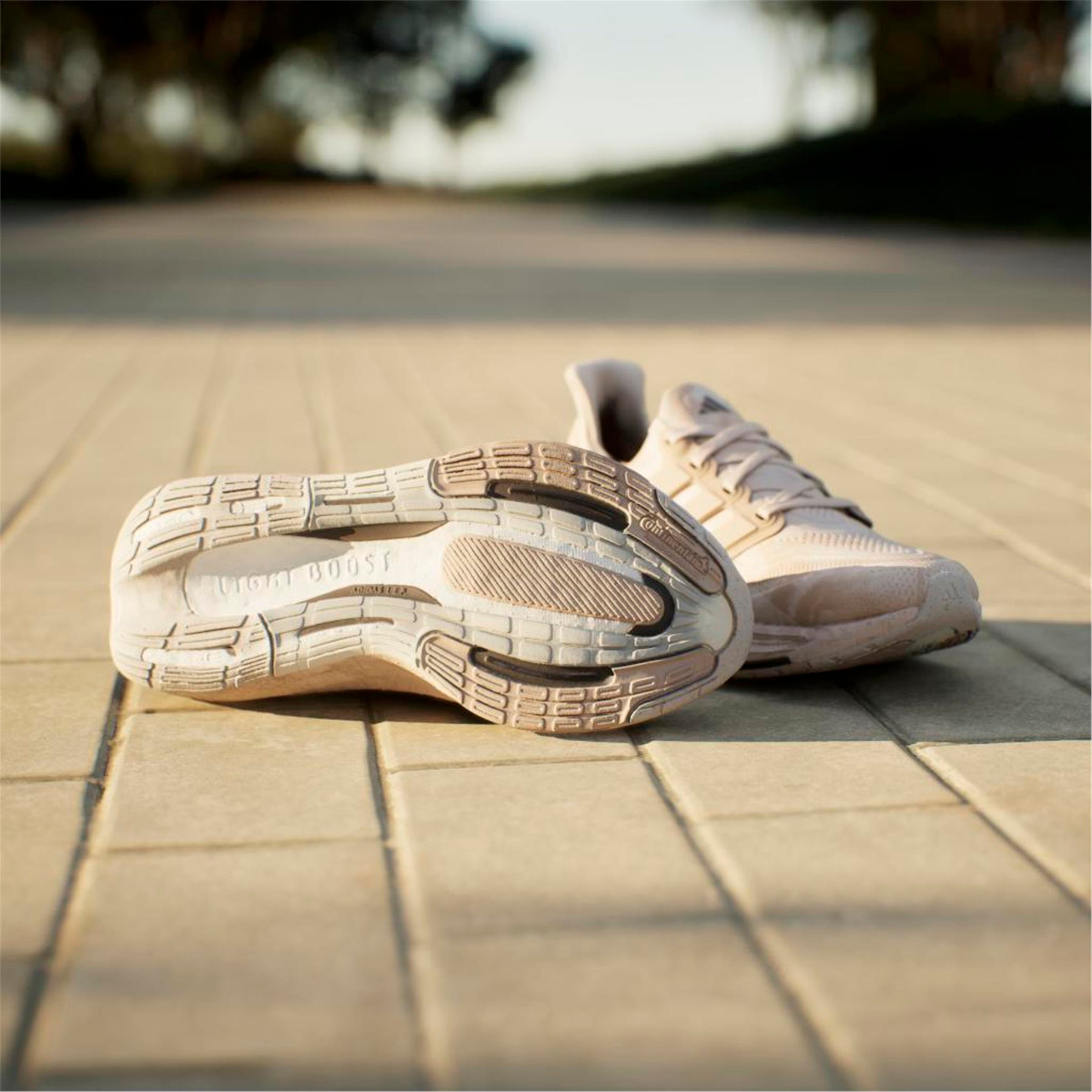 ULTRABOOST LIGHT W