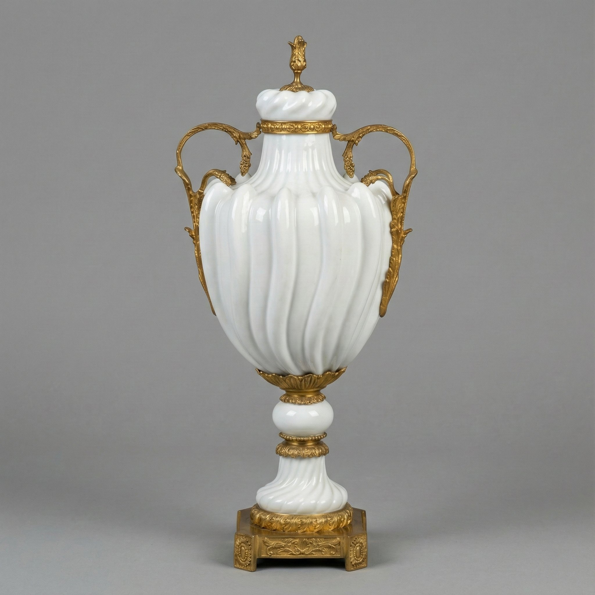 kaideli-ve-kapakli-dekoratif-urn-vazo-75c-d0.png