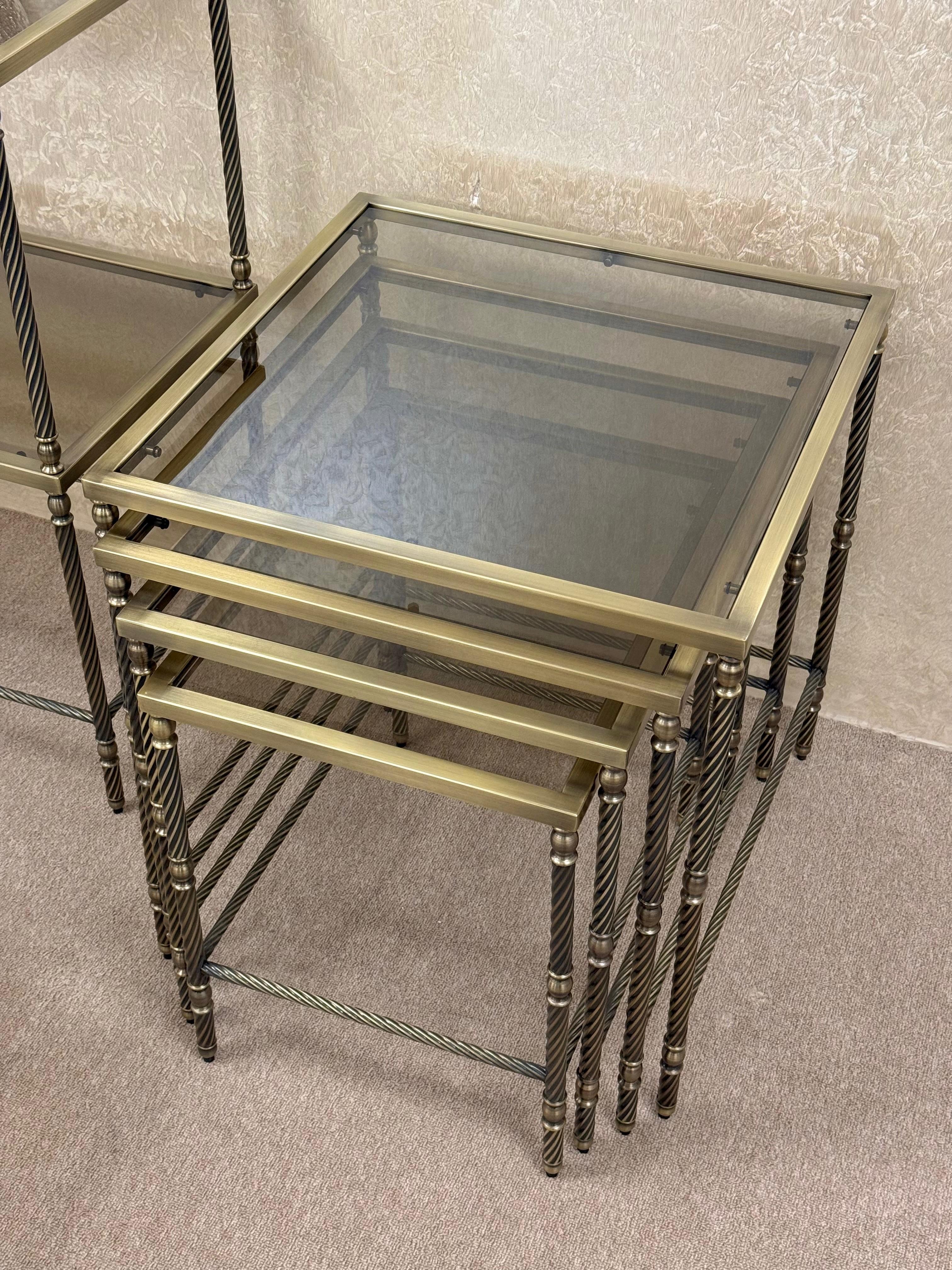 Metal Eskitme Camlı Zigon Sehpa