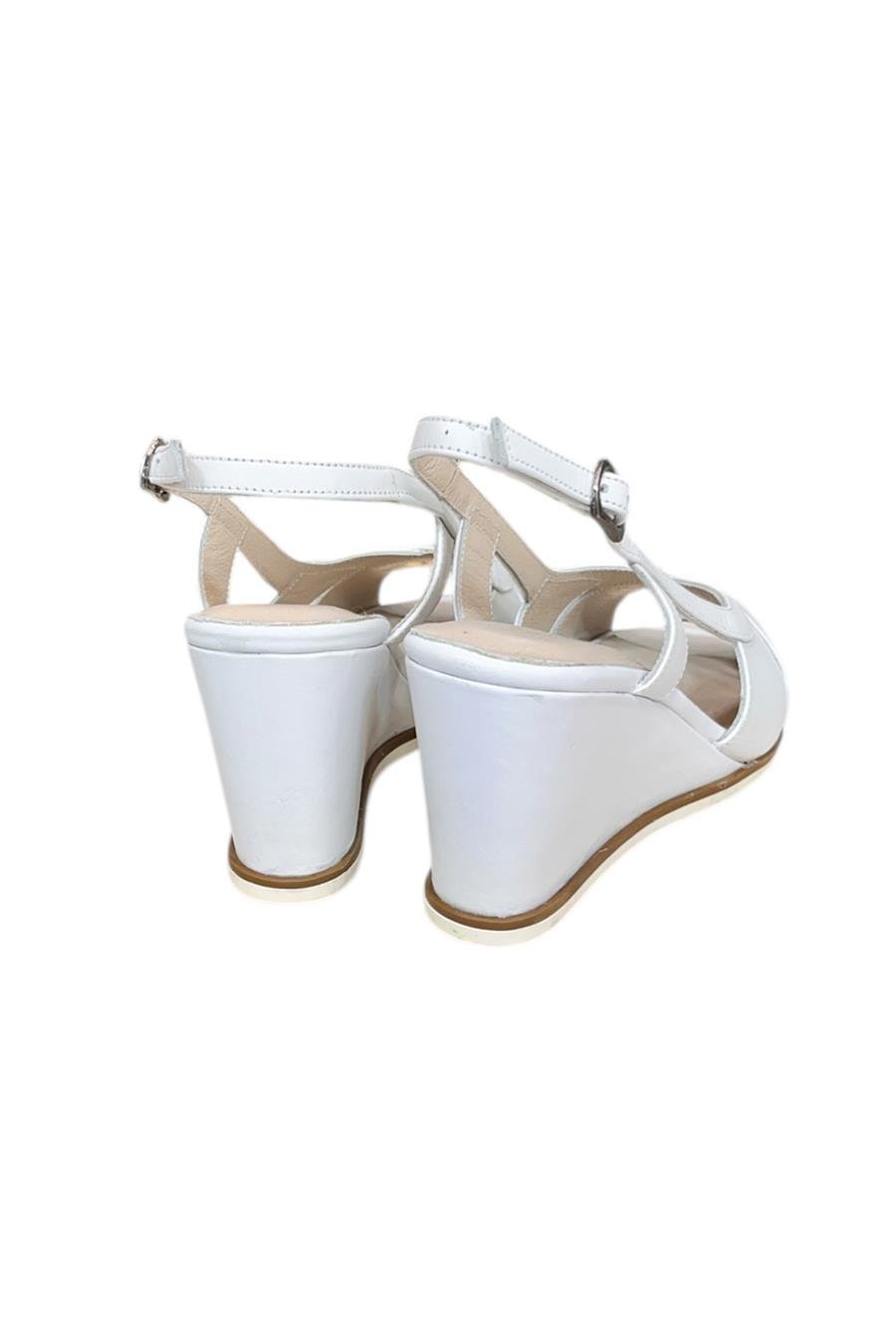 Beyaz Hakiki Deri Burnu ve Arkası Açık Dolgu Topuk Sandalet