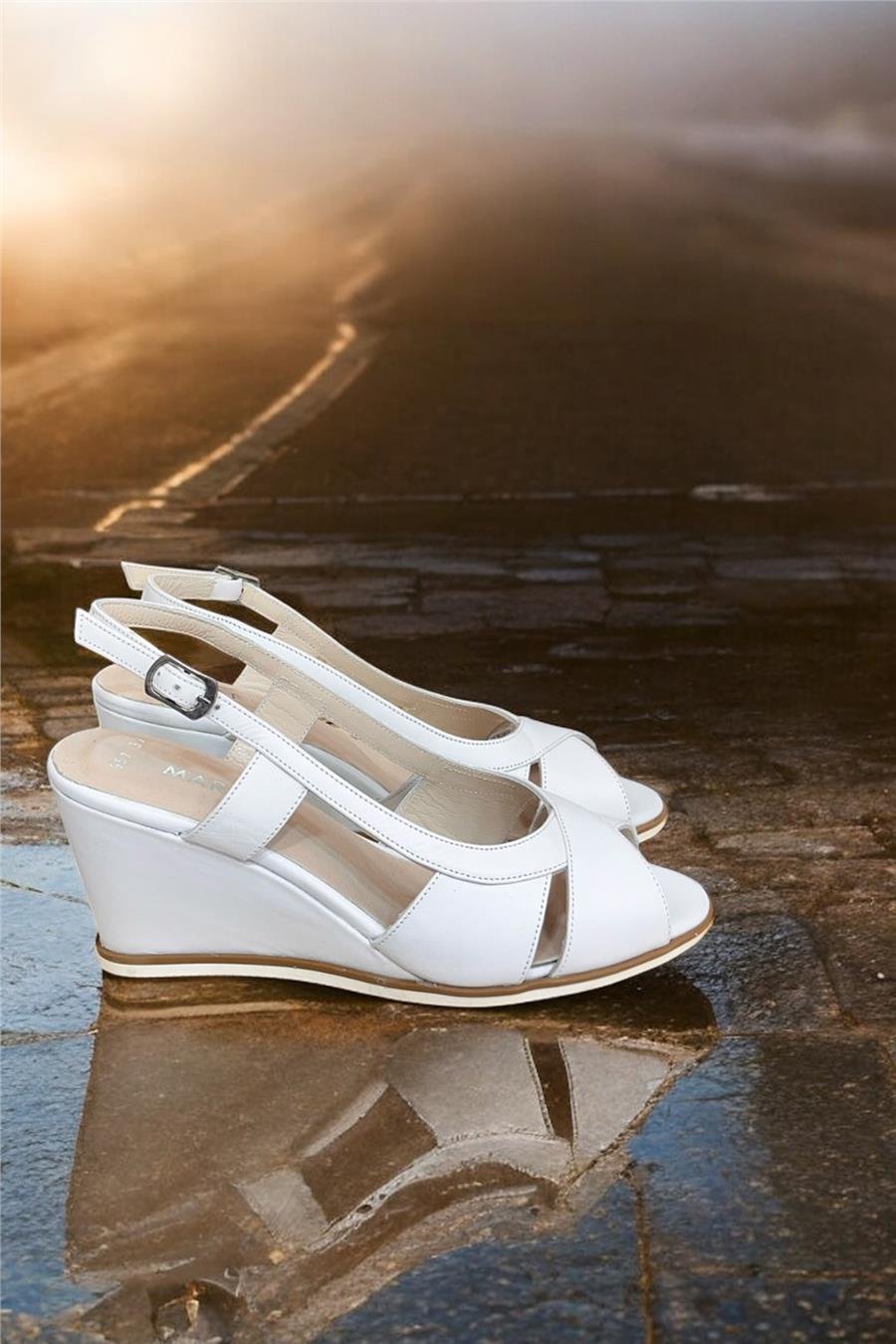 Beyaz Hakiki Deri Burnu ve Arkası Açık Dolgu Topuk Sandalet