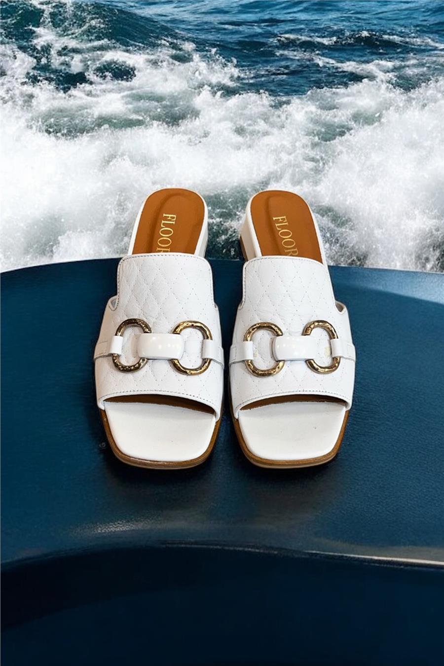 Beyaz Hakiki Deri Tek Bant Üzeri Toka Detaylı Topuklu Terlik