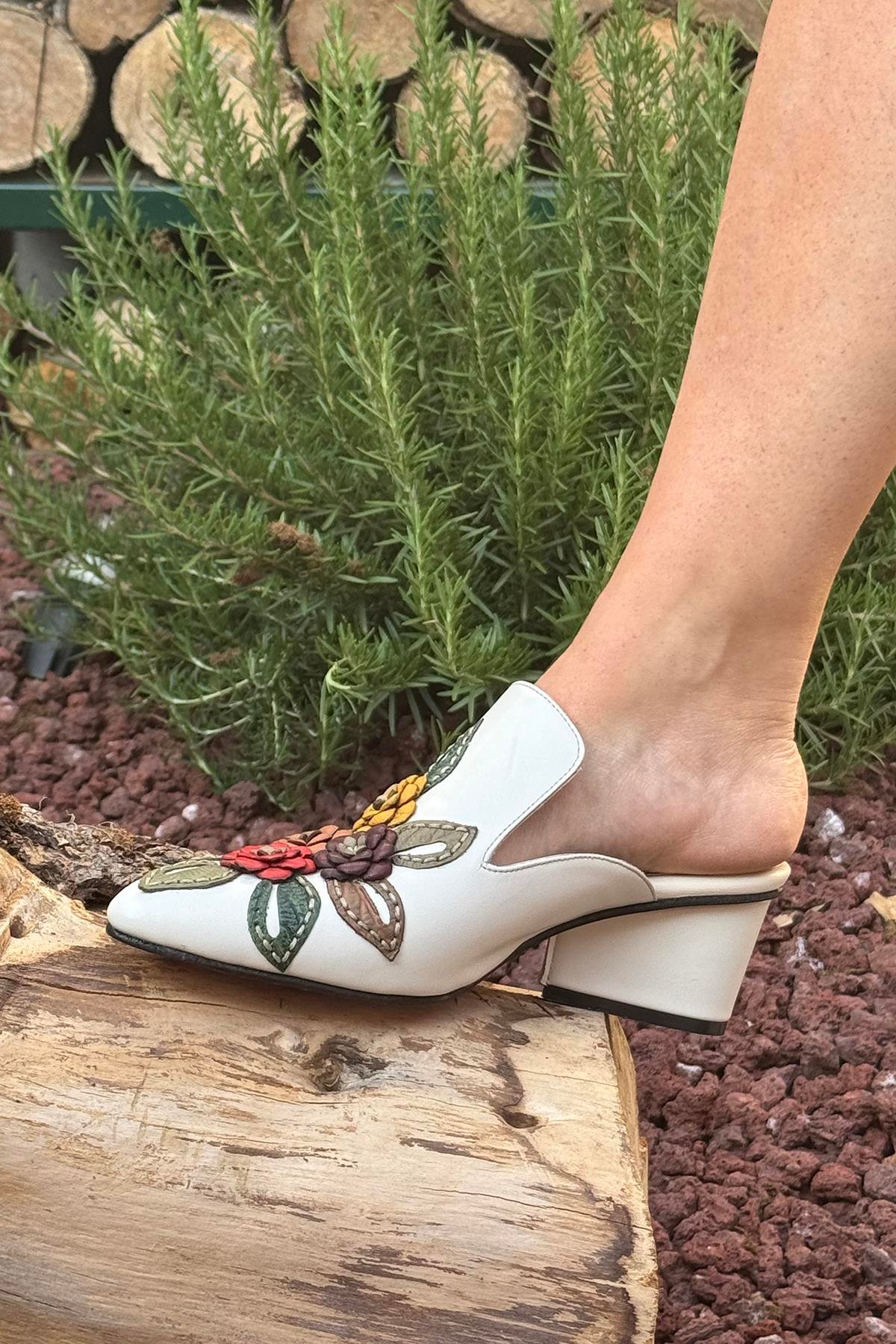 Ekru Hakiki  Deri Çiçek Motifli El Yapımı Terlik 