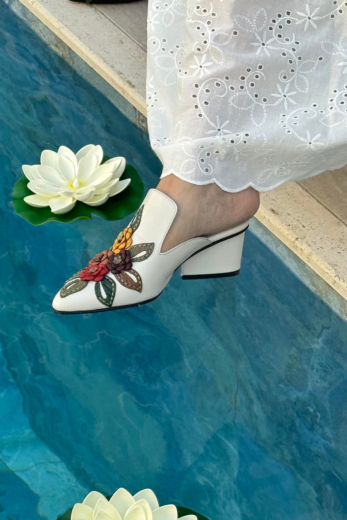 Ekru Hakiki  Deri Çiçek Motifli El Yapımı Terlik 