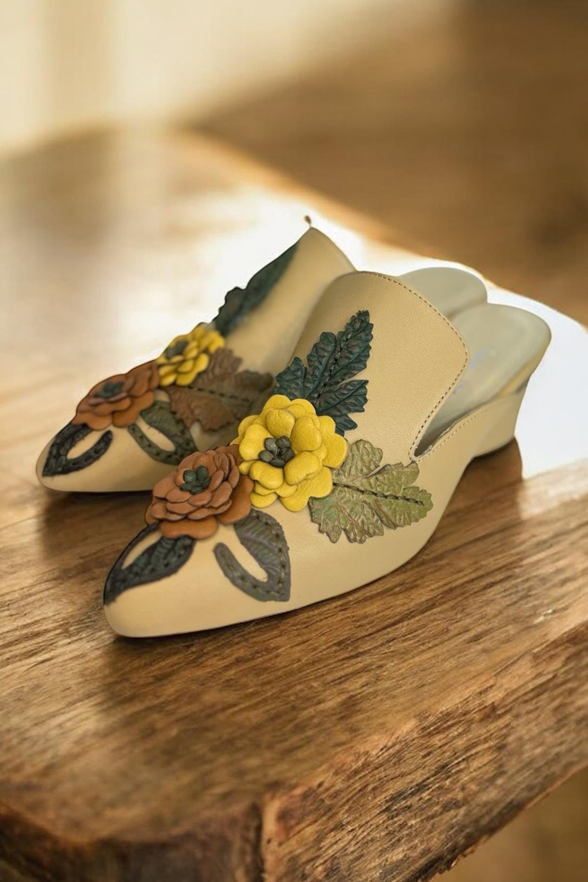 Fildişi Hakiki  Deri Çiçek Motifli El Yapımı Terlik 