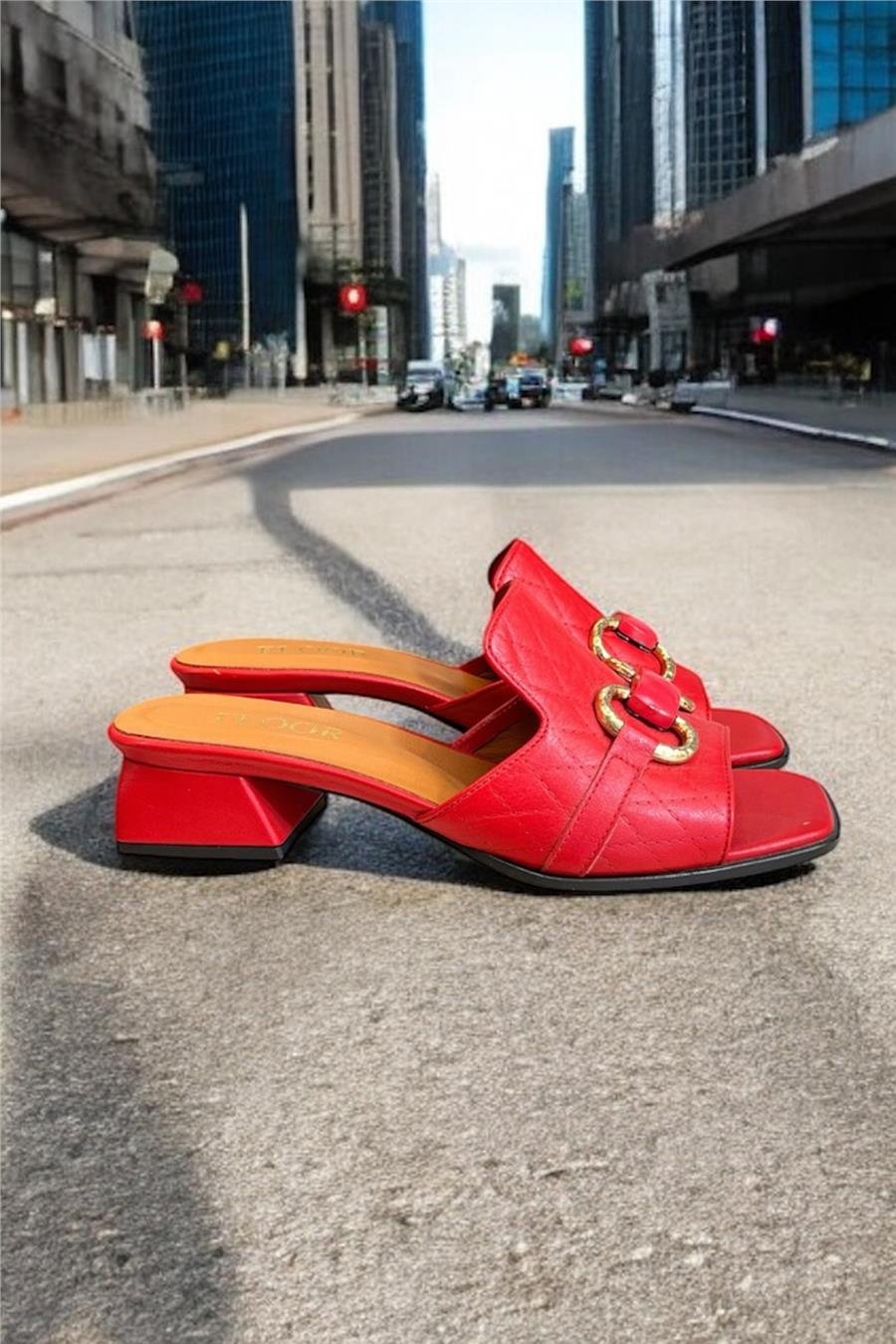 Kırmızı Hakiki Deri Tek Bant Üzeri Toka Detaylı Topuklu Terlik