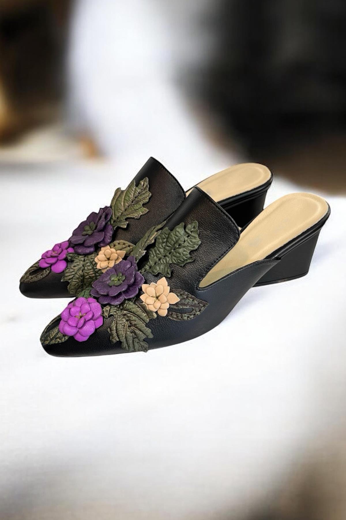 Mat Siyah Hakiki  Deri Çiçek Motifli El Yapımı Terlik 