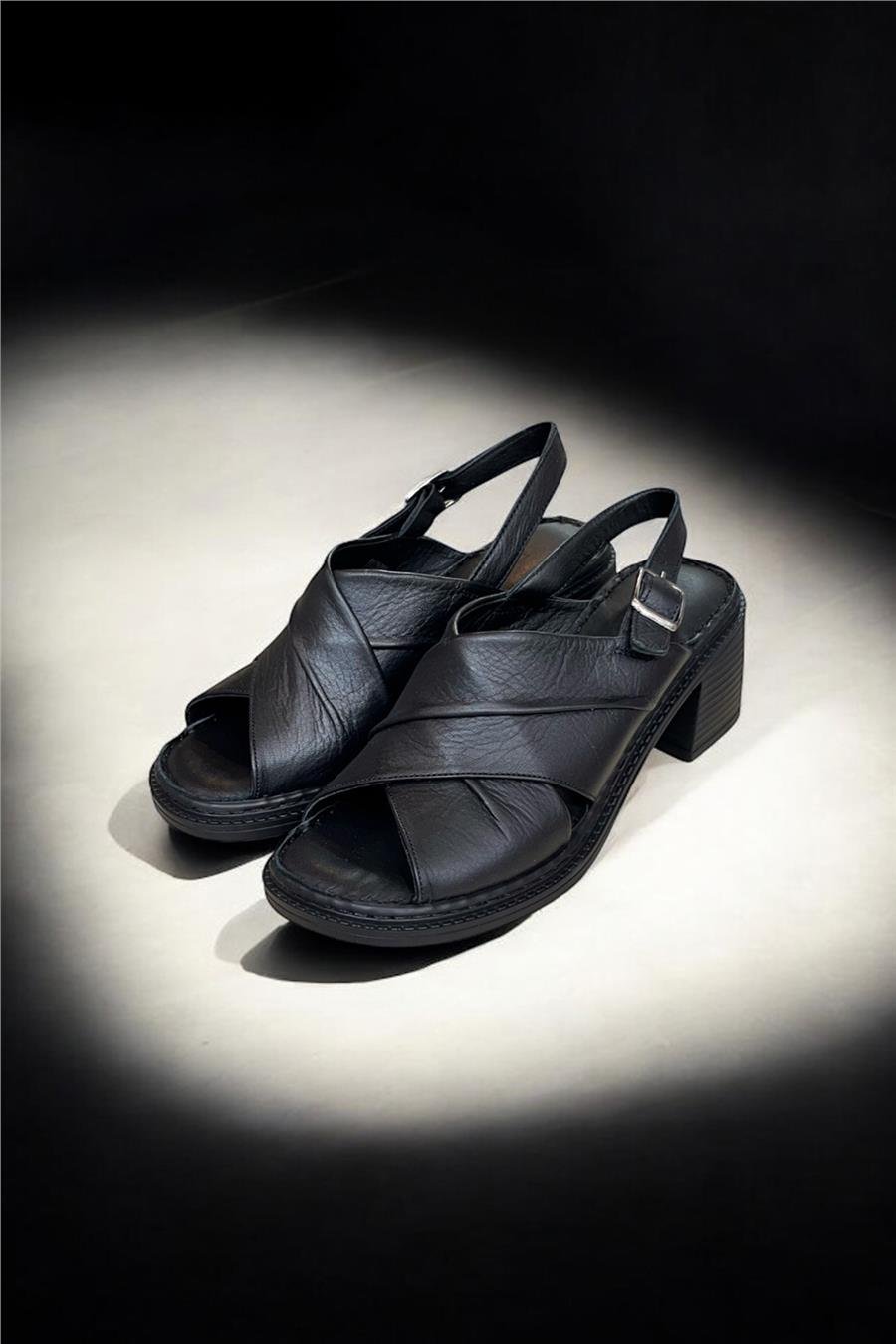 Siyah Hakiki Deri Çapraz Bantlı Puf Taban Hafif Comfort Sandalet