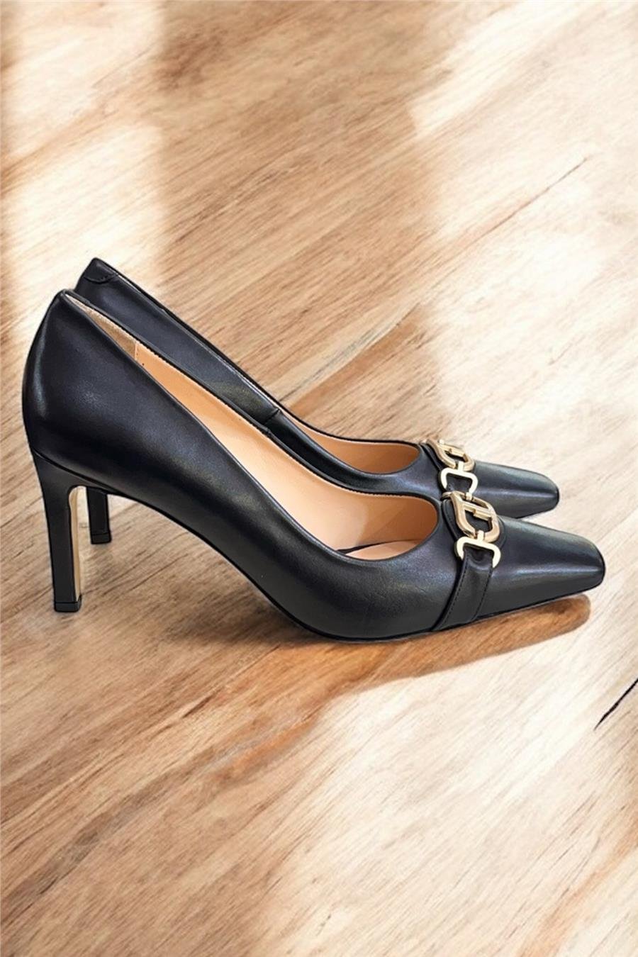 Siyah Hakiki Deri Toka Detay Topuklu Ayakkabı