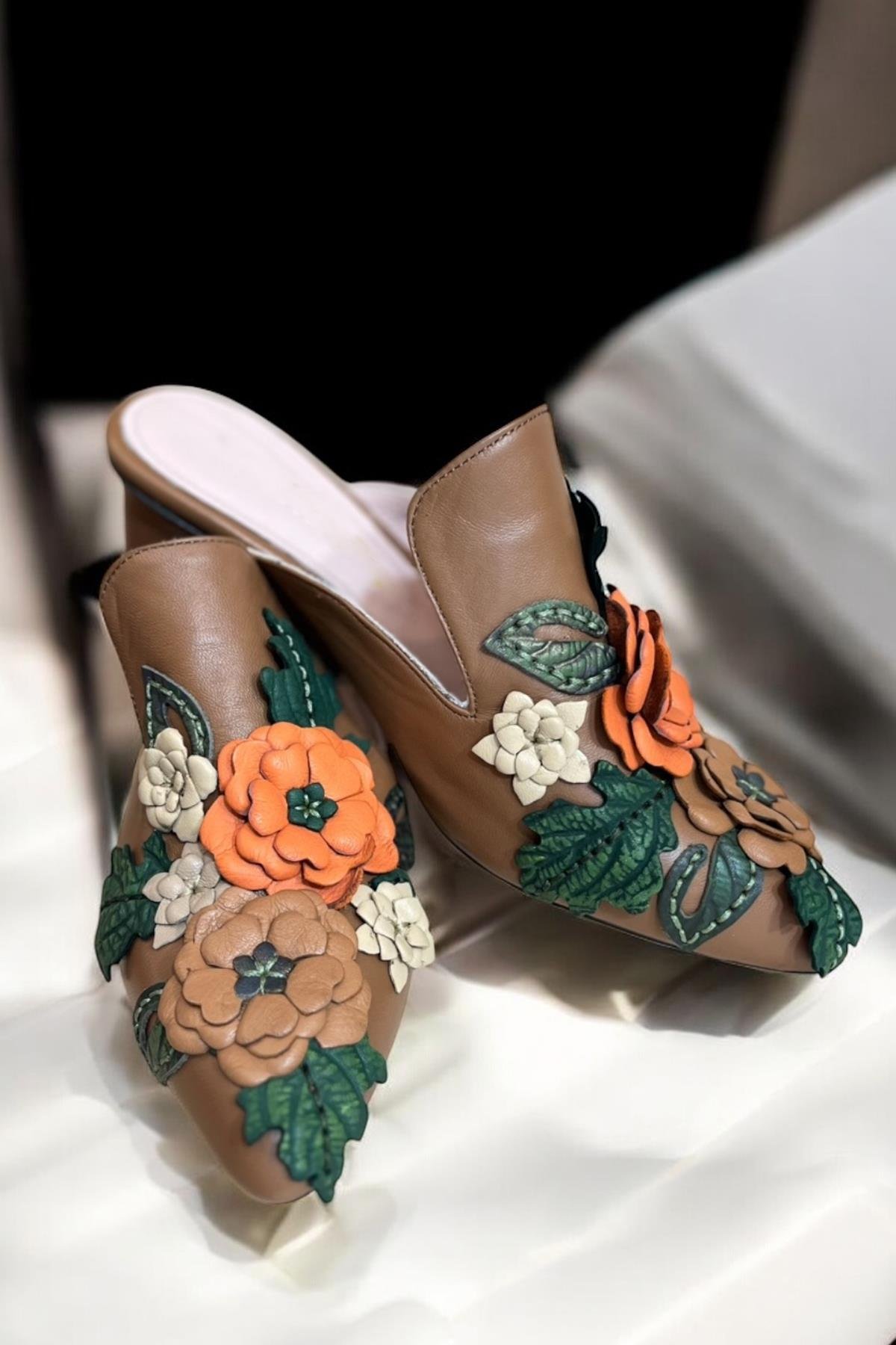 Taba Hakiki  Deri Çiçek Motifli El Yapımı Terlik 