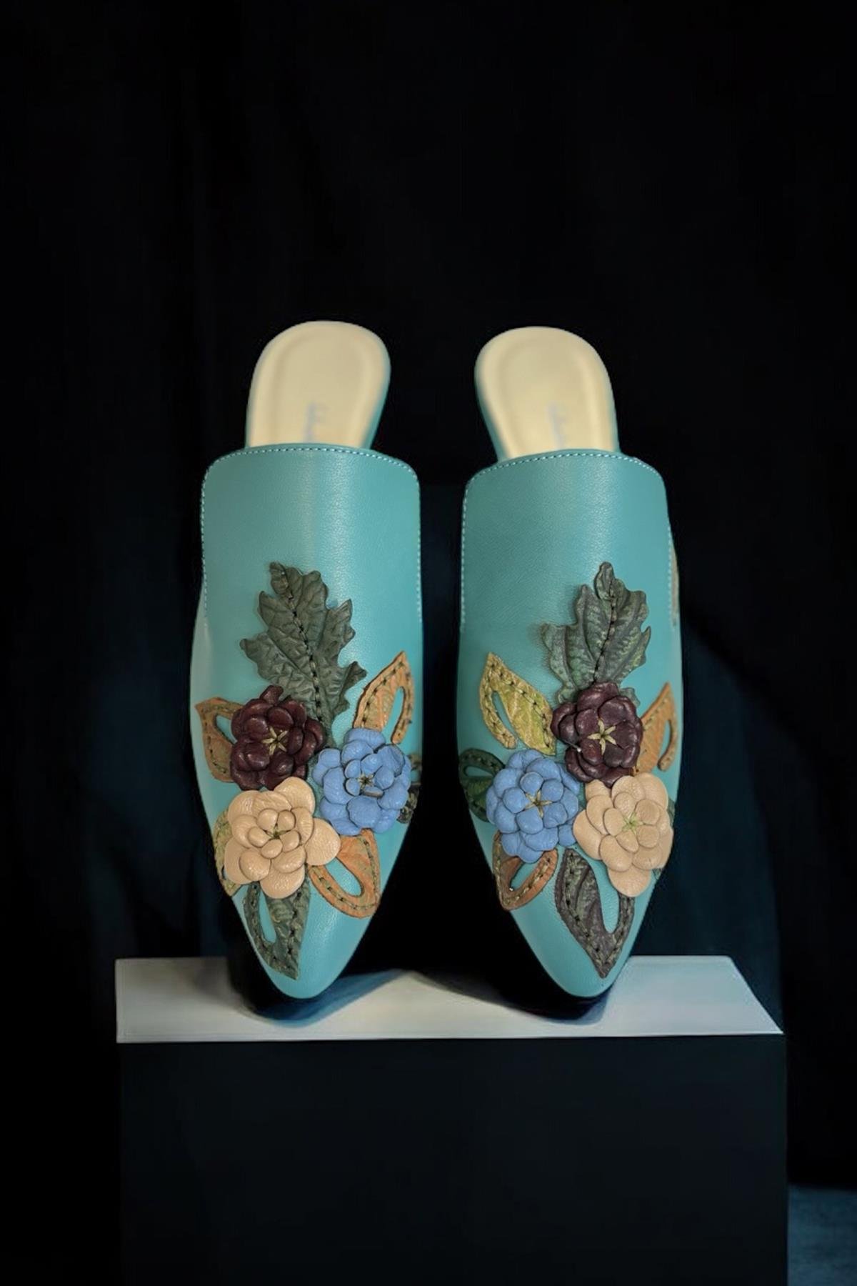 Turkuaz Hakiki  Deri Çiçek Motifli El Yapımı Terlik 