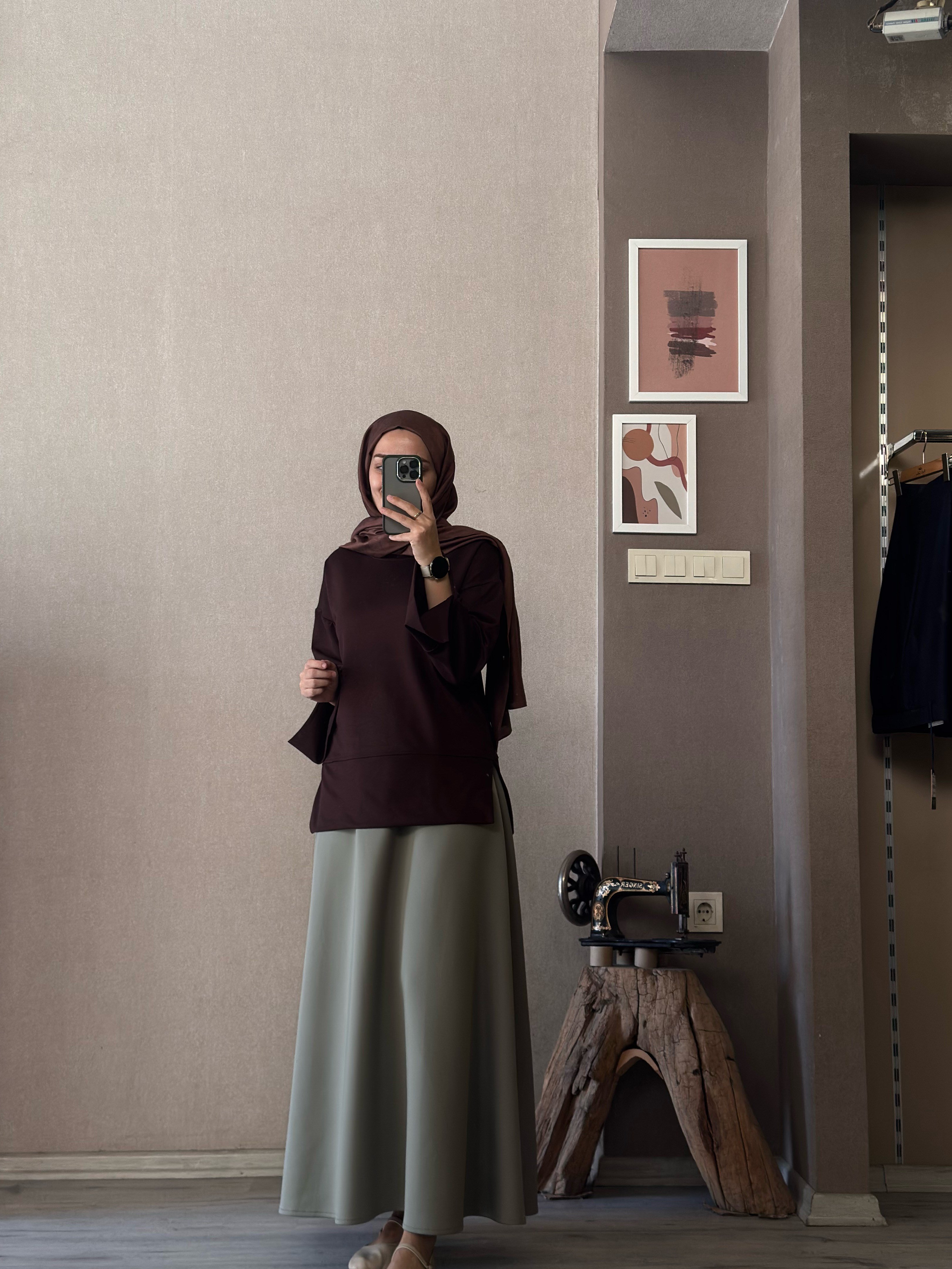 Kahve rengi yandan yırtmaçlı bluz - 1179