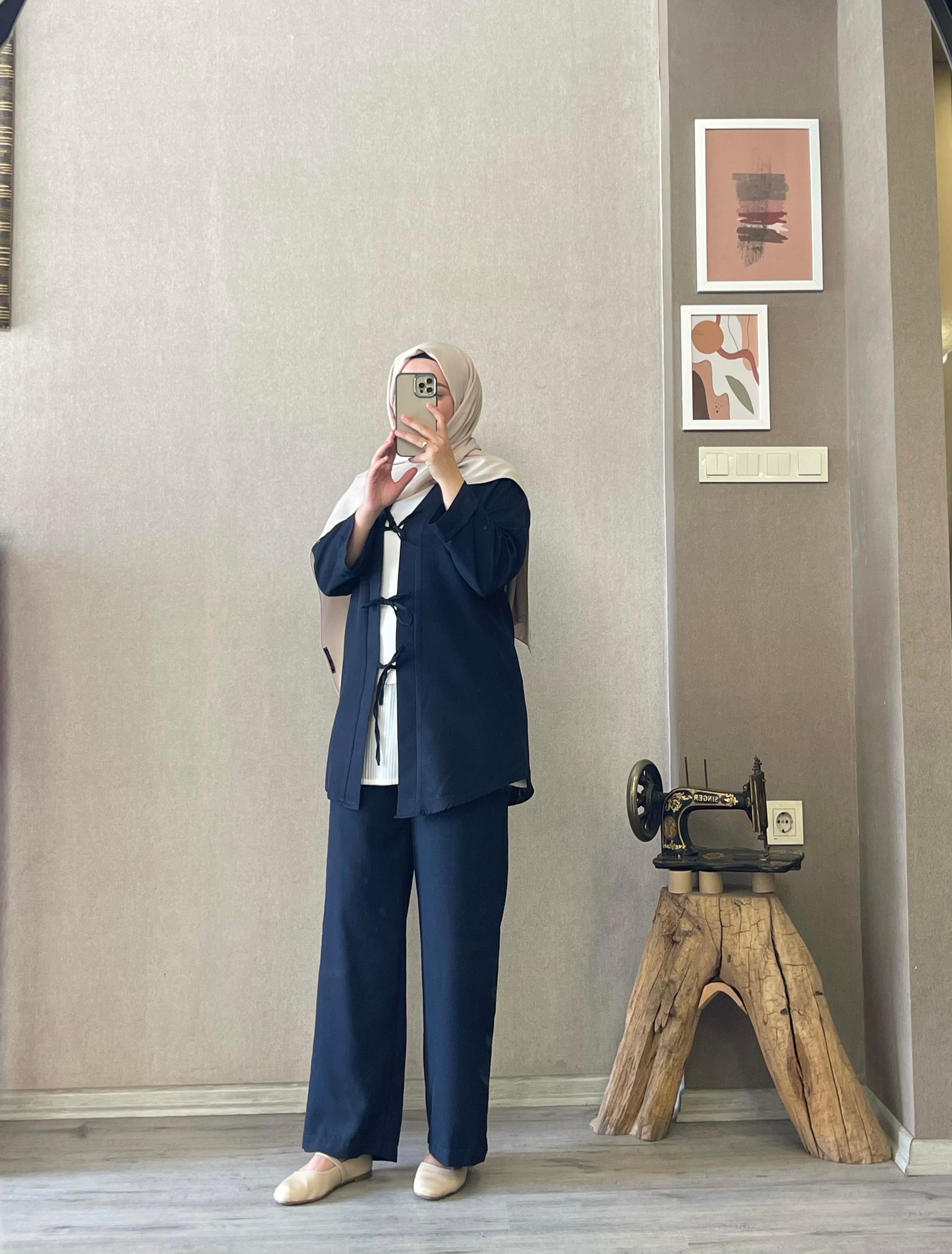 Lacivert pantolonlu talım