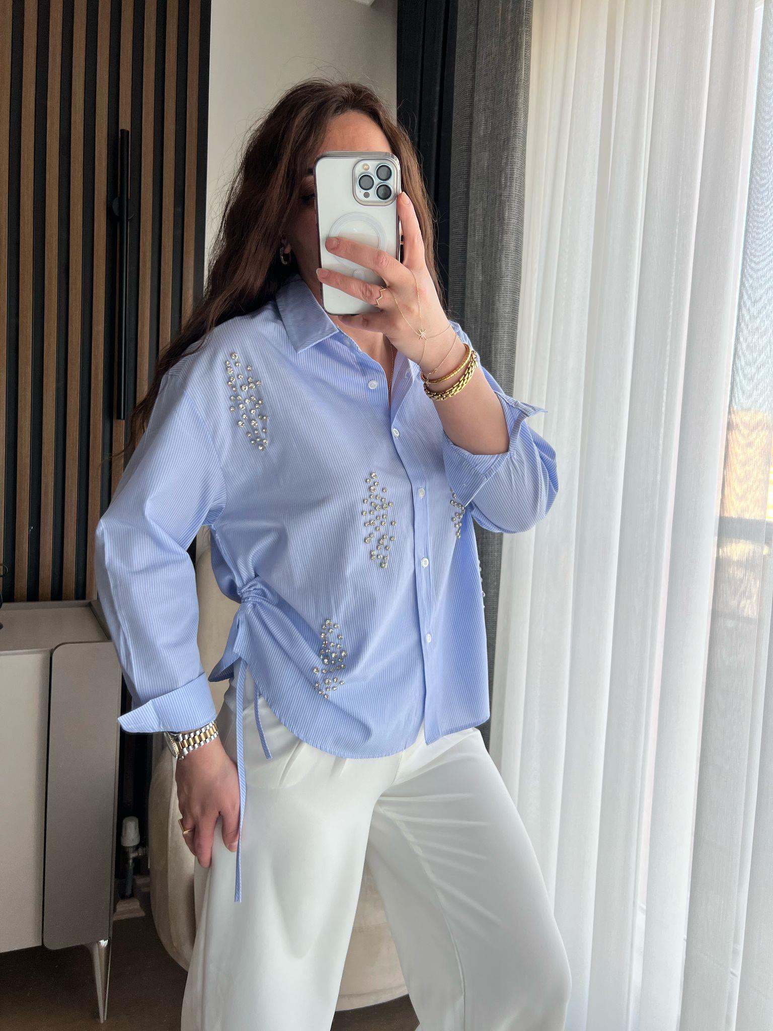 TAŞLI BÜZGÜLÜ MAVİ GÖMLEK