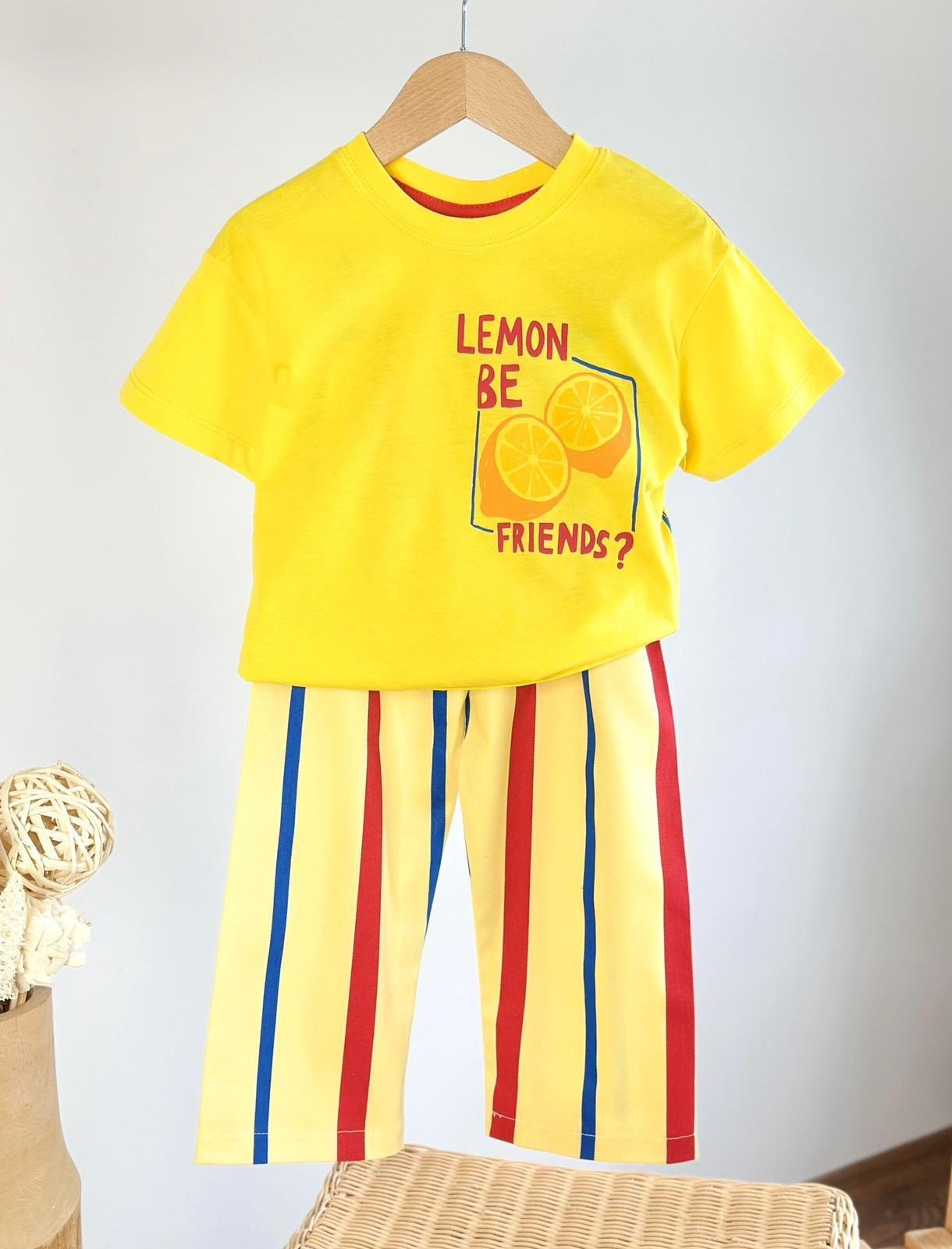 UNİSEX LEMON SARI TİŞÖRT VE KIRMIZI ÇİZGİLİ MUMLU PANTOLON TAKIMI