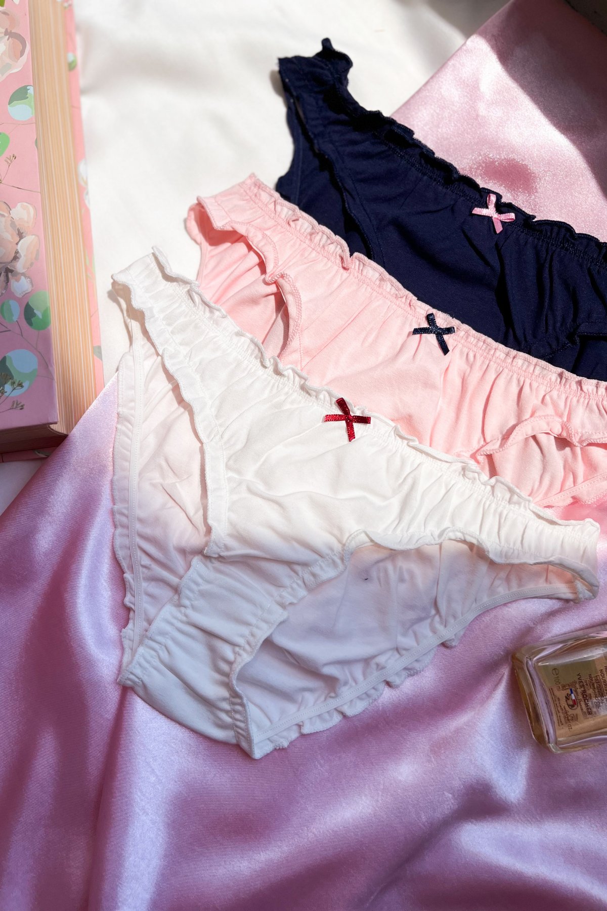 3’lü Fırfırlı Slip Külot Takımı — lacivert, pembe ve ekru renkli pamuklu fırfırlı külot seti