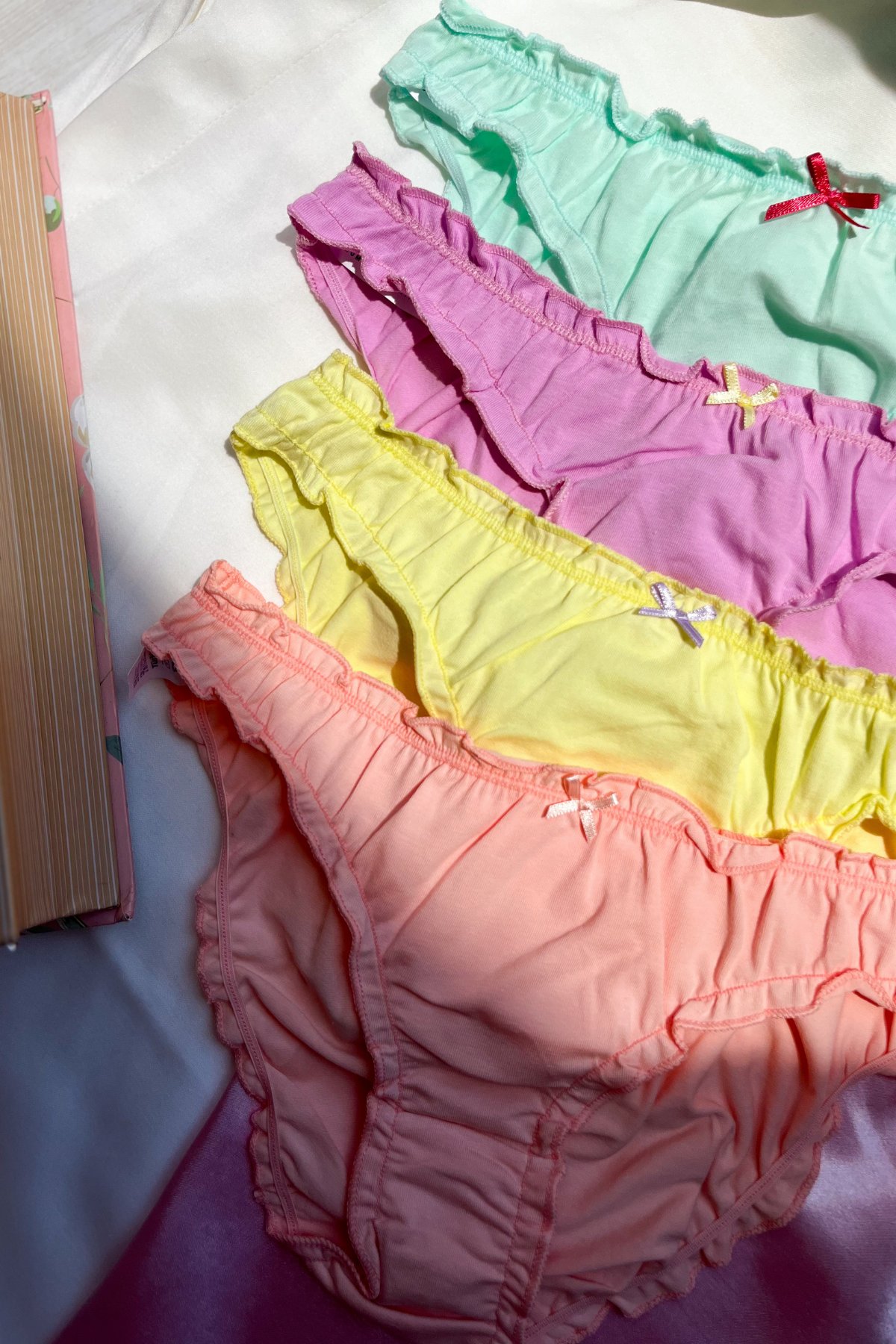 4’lü Renkli Fırfırlı Külot Takımı — turuncu, sarı, pembe ve mint renkli fırfırlı slip külot seti