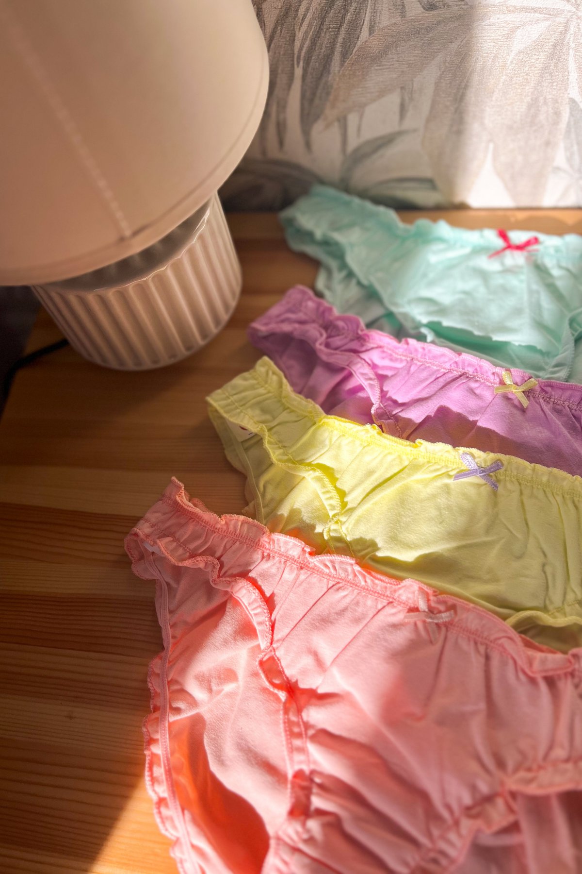 4’lü Renkli Fırfırlı Külot Takımı — turuncu, sarı, pembe ve mint renkli fırfırlı slip külot seti