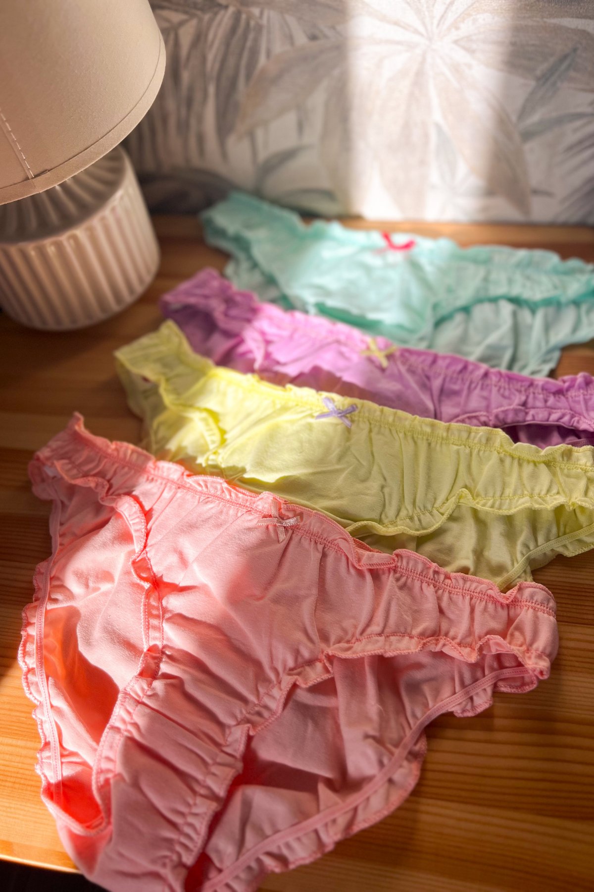 4’lü Renkli Fırfırlı Külot Takımı — turuncu, sarı, pembe ve mint renkli fırfırlı slip külot seti