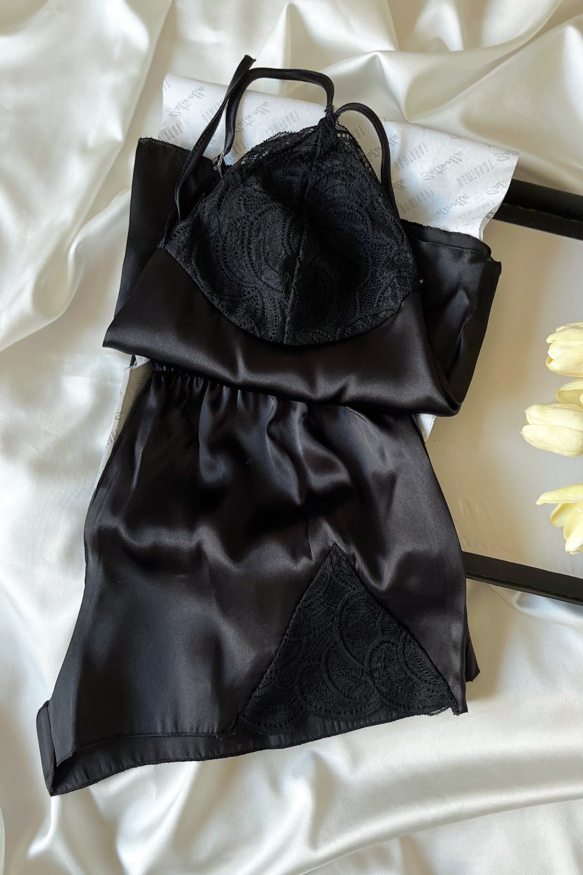 Noir Satin Lace Set – Siyah Saten Dantel Detaylı Şortlu Gecelik Takımı