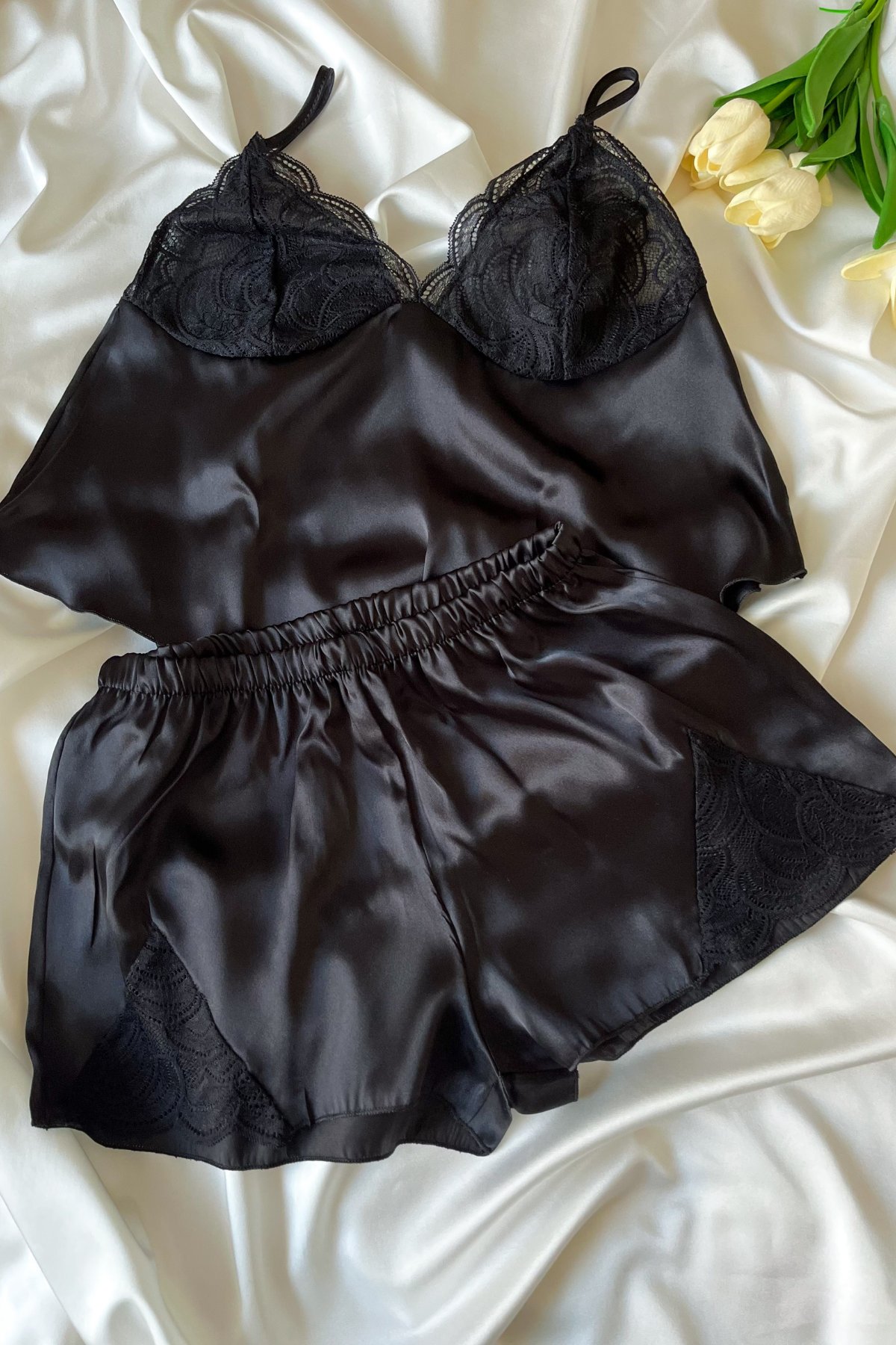 Noir Satin Lace Set – Siyah Saten Dantel Detaylı Şortlu Gecelik Takımı