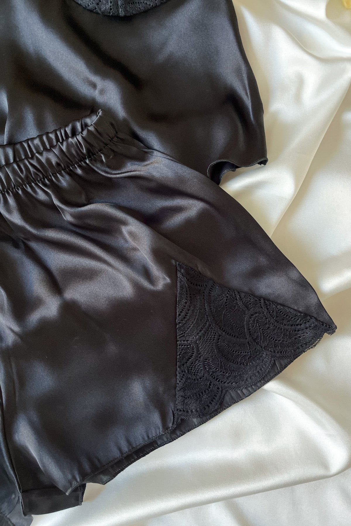Noir Satin Lace Set – Siyah Saten Dantel Detaylı Şortlu Gecelik Takımı