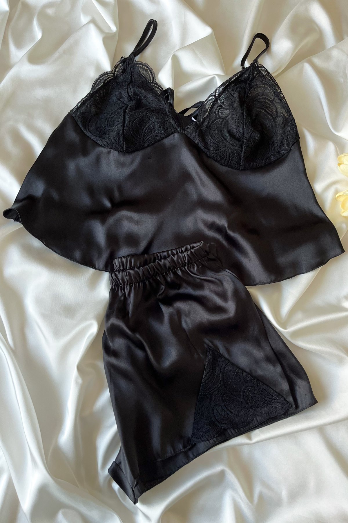 Noir Satin Lace Set – Siyah Saten Dantel Detaylı Şortlu Gecelik Takımı