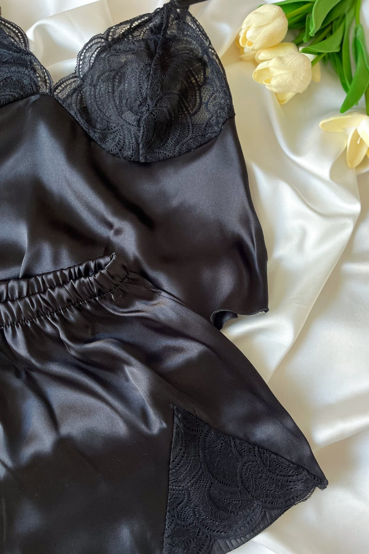 Noir Satin Lace Set – Siyah Saten Dantel Detaylı Şortlu Gecelik Takımı
