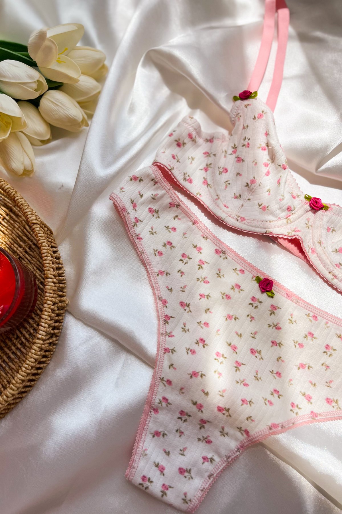 Yumi Beyaz ve Pembe Çiçek Desenli Bralet ve Külot Takımı 