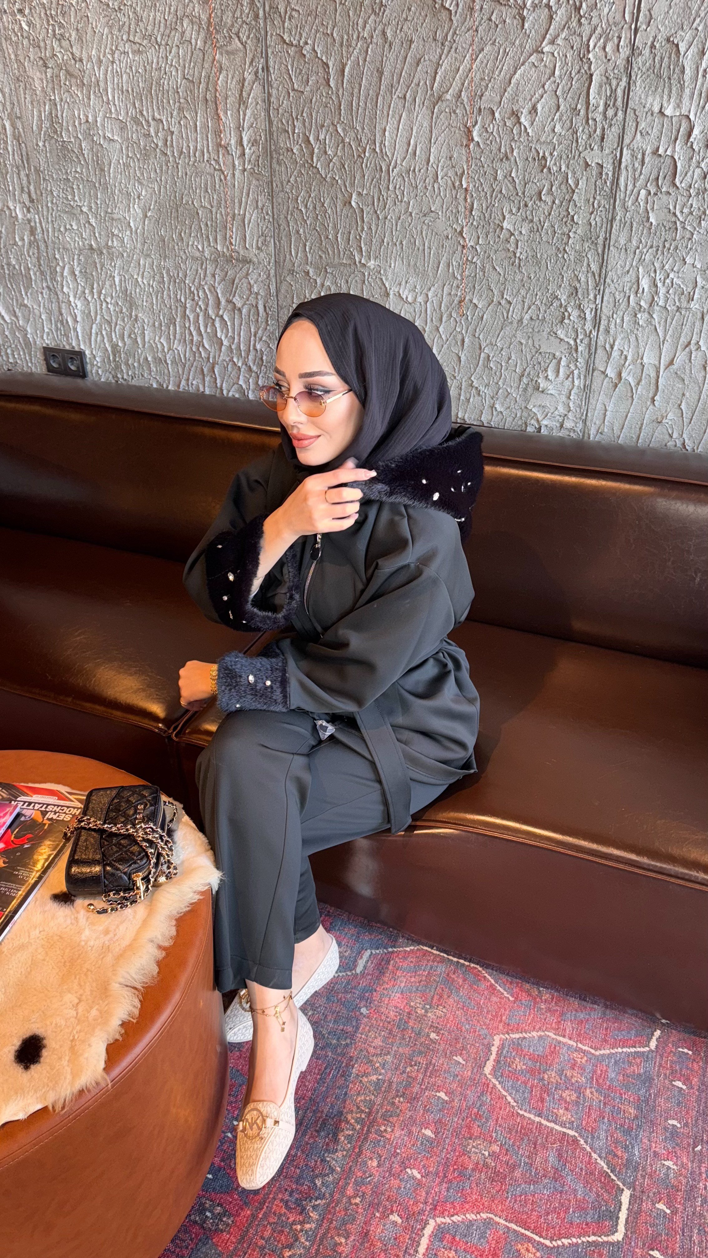 Kol Şapka Kürk ve Taş Detaylı Scuba Takım | Siyah