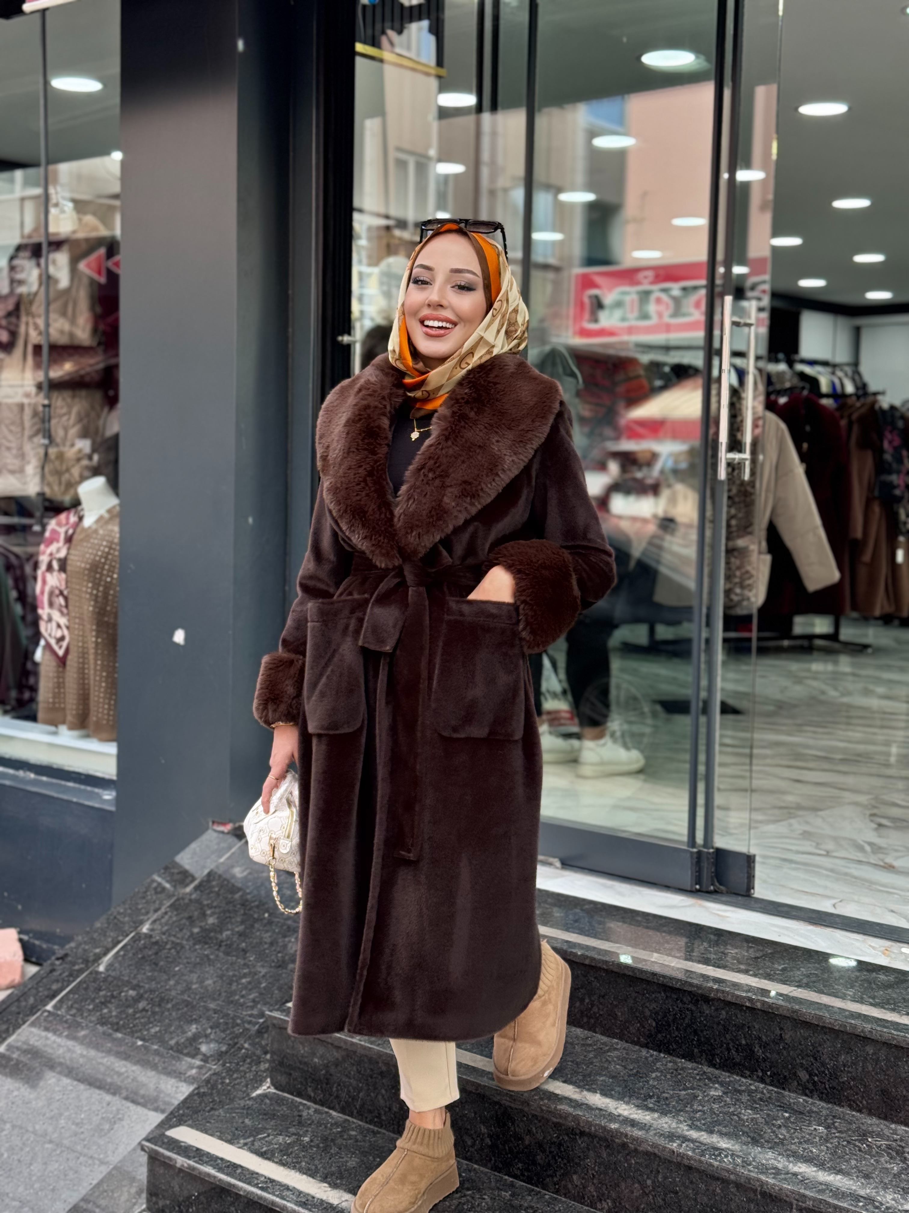 Melike Tatar Kürk Kol Yaka Detaylı Peluş Kaban | Kahverengi