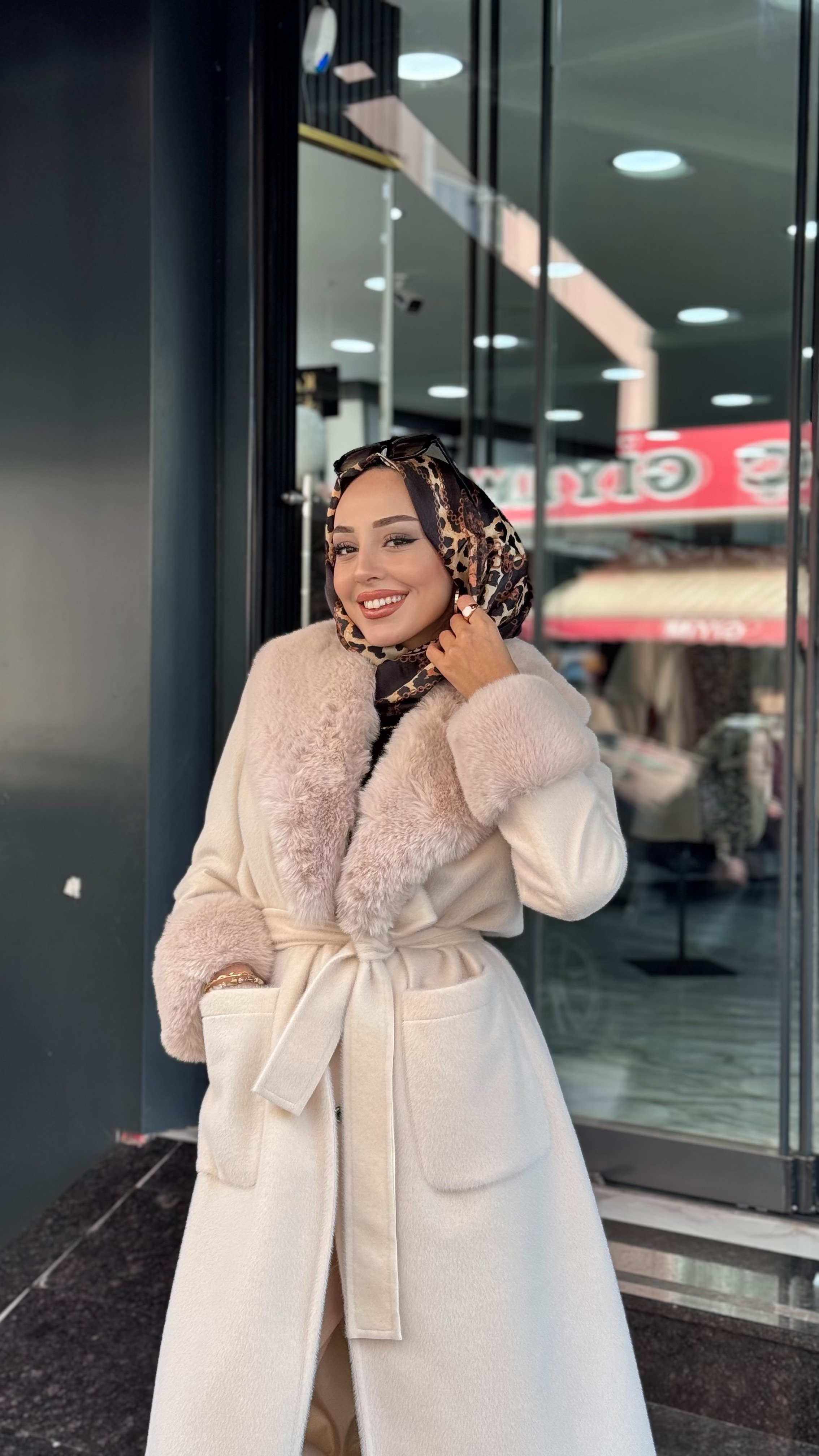 Melike Tatar Kürk Kol Yaka Detaylı Peluş Kaban | Krem