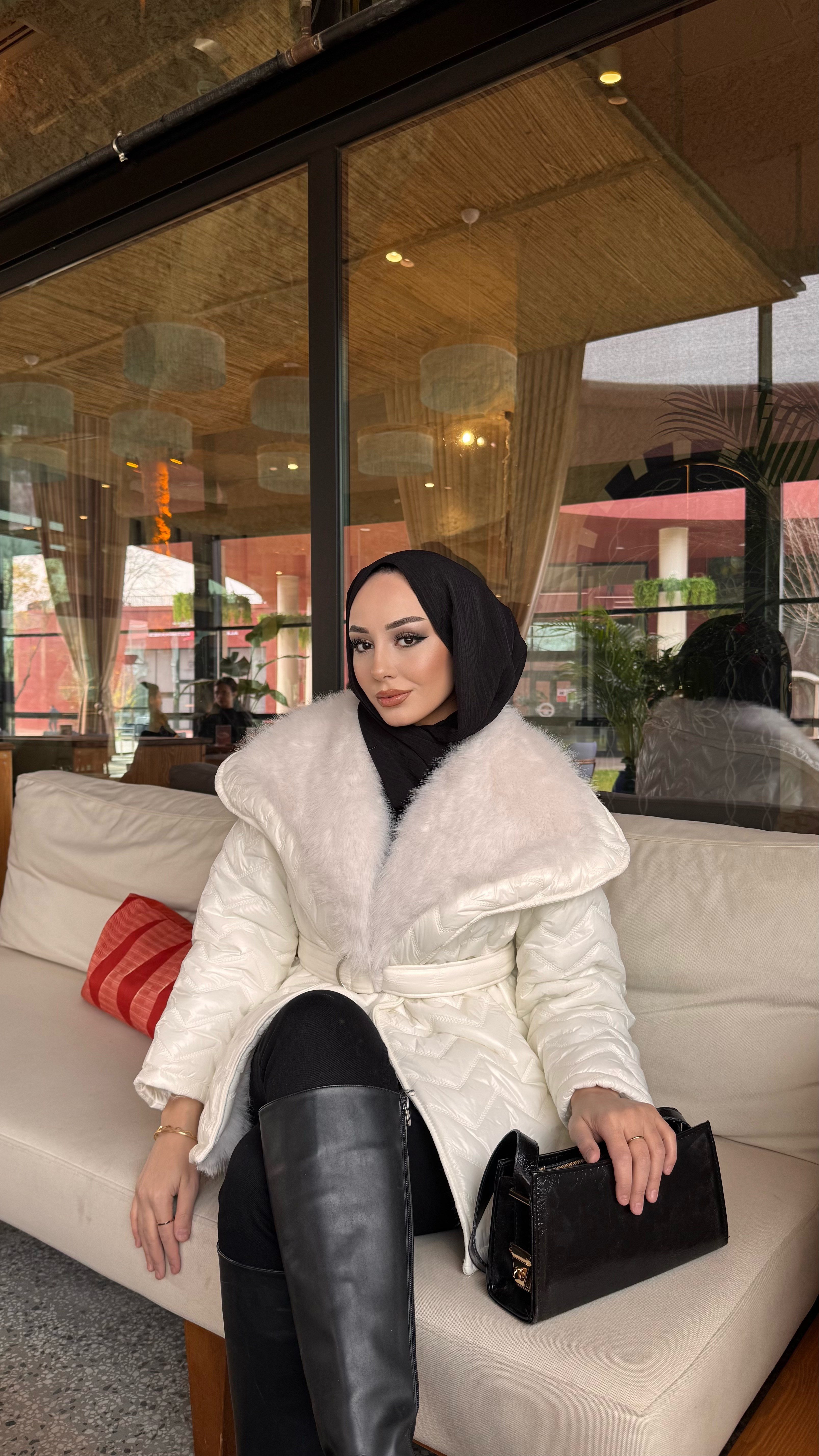 Yakası Kürklü Parlak Mont | Beyaz