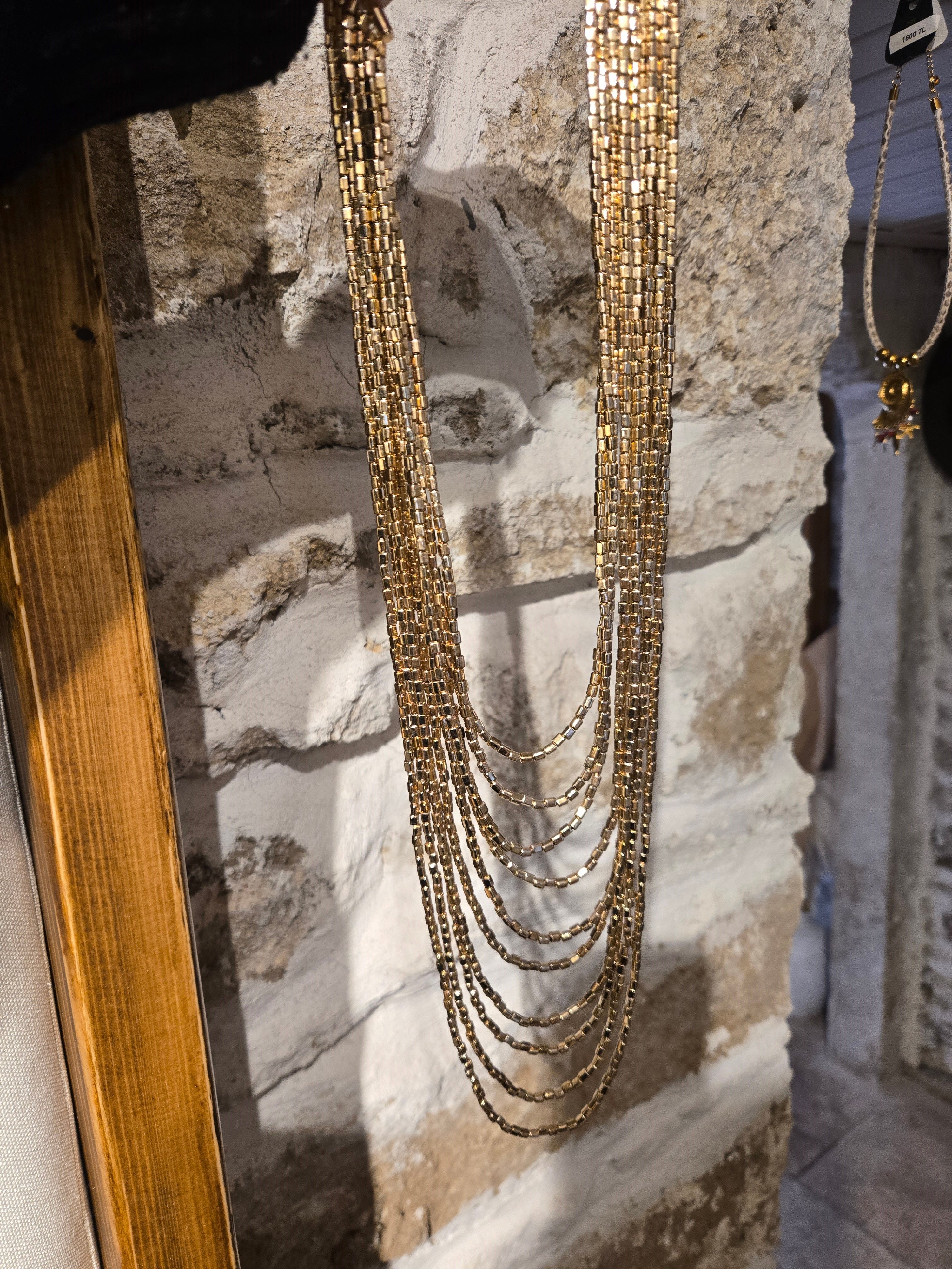 Çok Sıralı Işıltılı Boncuklu Gold Kolye
