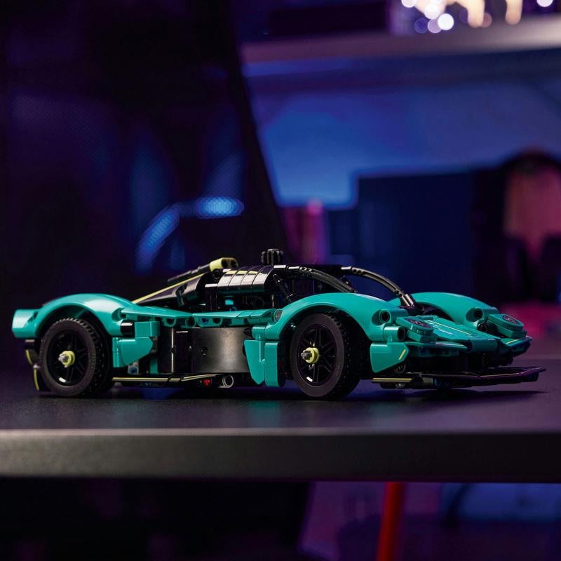 LegoLego Technic Aston Martin Valkyrie 707 Parça